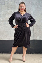 Welurowa sukienka z kopertowym dekoltem Stylowa XL