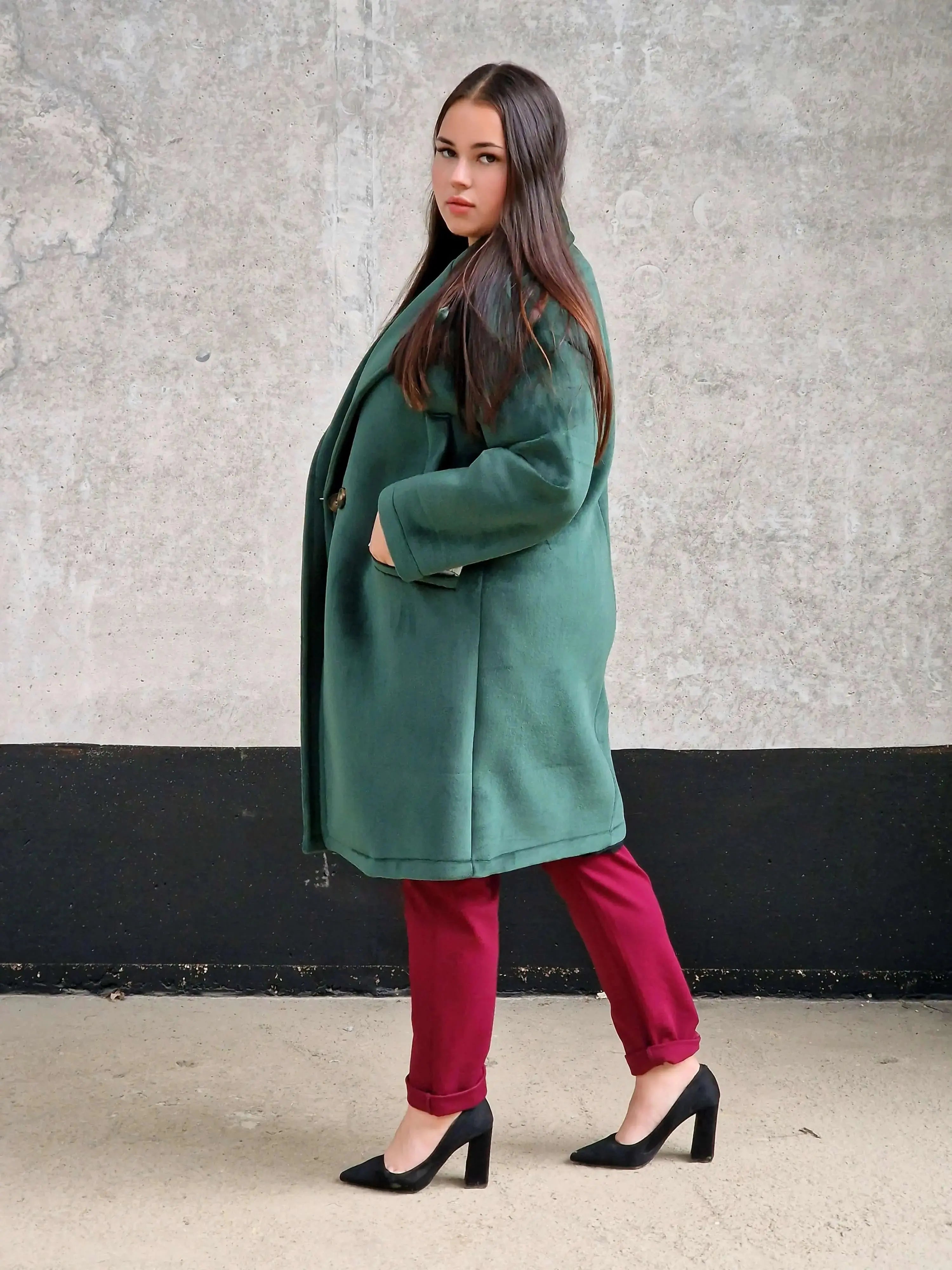 Welurowy płaszcz plus size – elegancja i luksus w jesiennym wydaniu. Stylowa XL