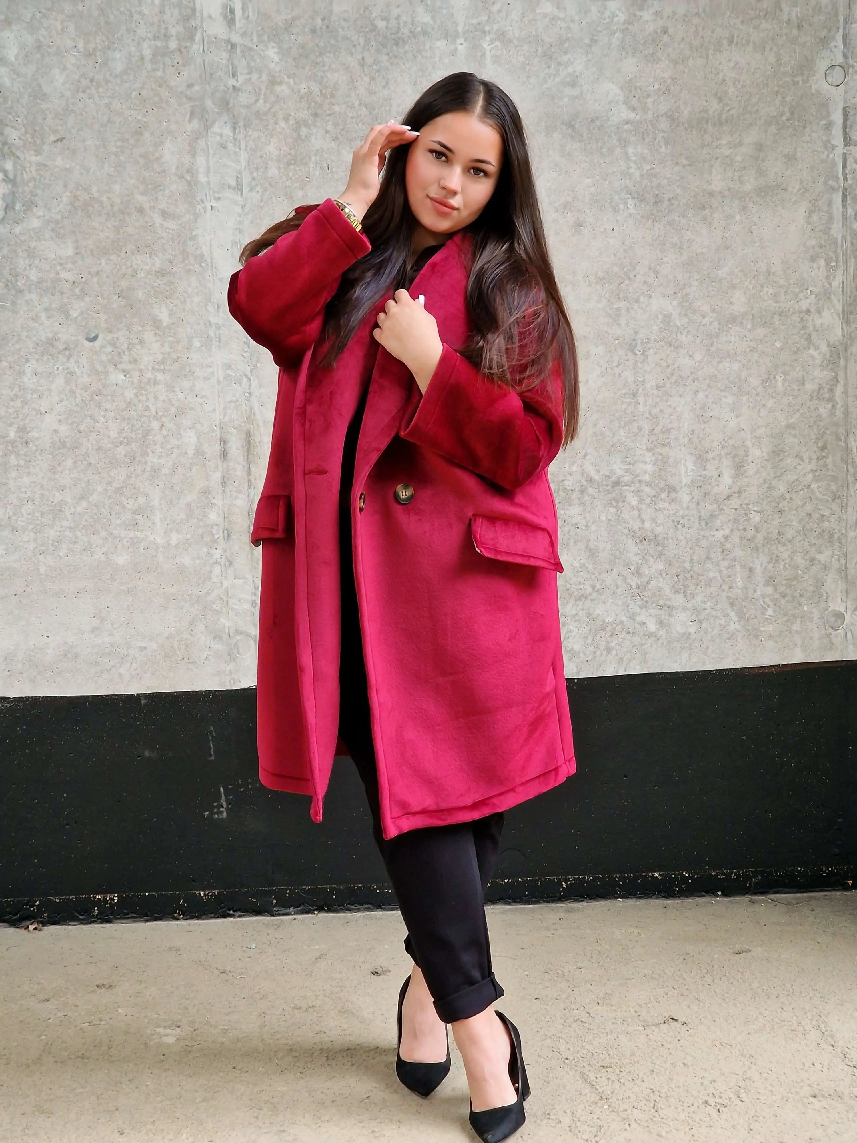 Welurowy płaszcz plus size – elegancja i luksus w jesiennym wydaniu. Stylowa XL