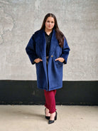 Welurowy płaszcz plus size – elegancja i luksus w jesiennym wydaniu. Stylowa XL