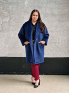 Welurowy płaszcz plus size – elegancja i luksus w jesiennym wydaniu. Stylowa XL