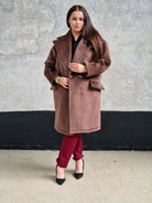 Welurowy płaszcz plus size – elegancja i luksus w jesiennym wydaniu. Stylowa XL