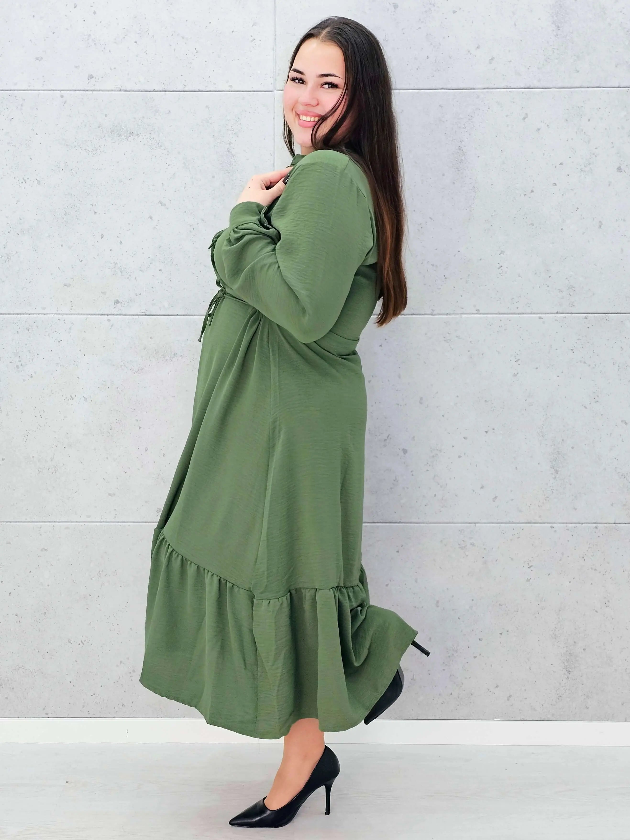 Zielona sukienka plus size z wiązaniem – elegancja w lekkim wydaniu Stylowa XL Stylowa XL