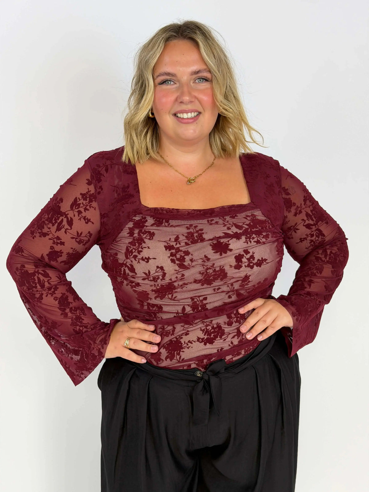 Zjawiskowe body Plus Size z welurowym wzorem i dekoltem karo dostępne w dwóch kolorach Stylowa XL