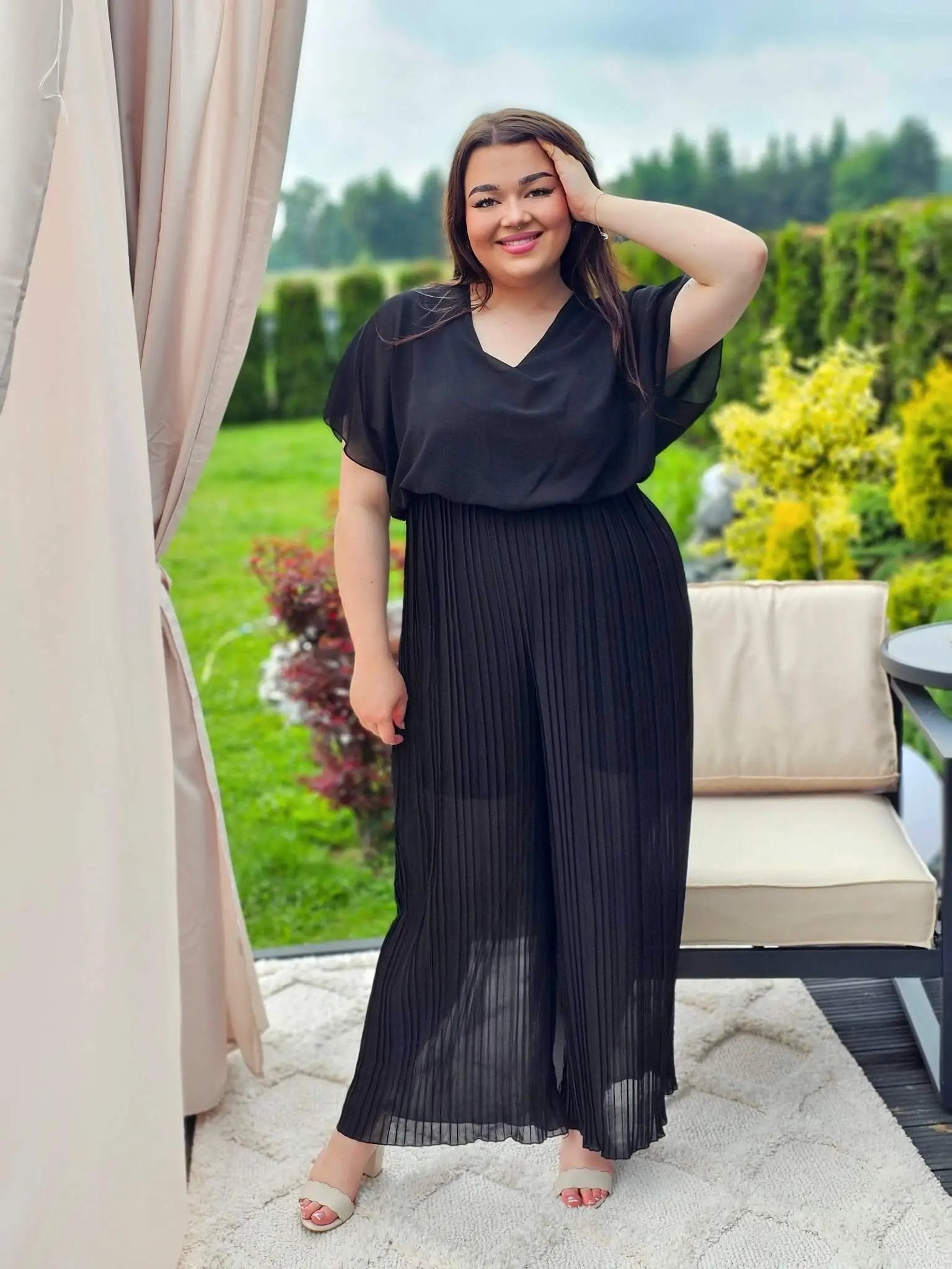 Zjawiskowy kombinezon z plisowanymi nogawkami – styl i wygoda w jednym! 🌸 Stylowa XL