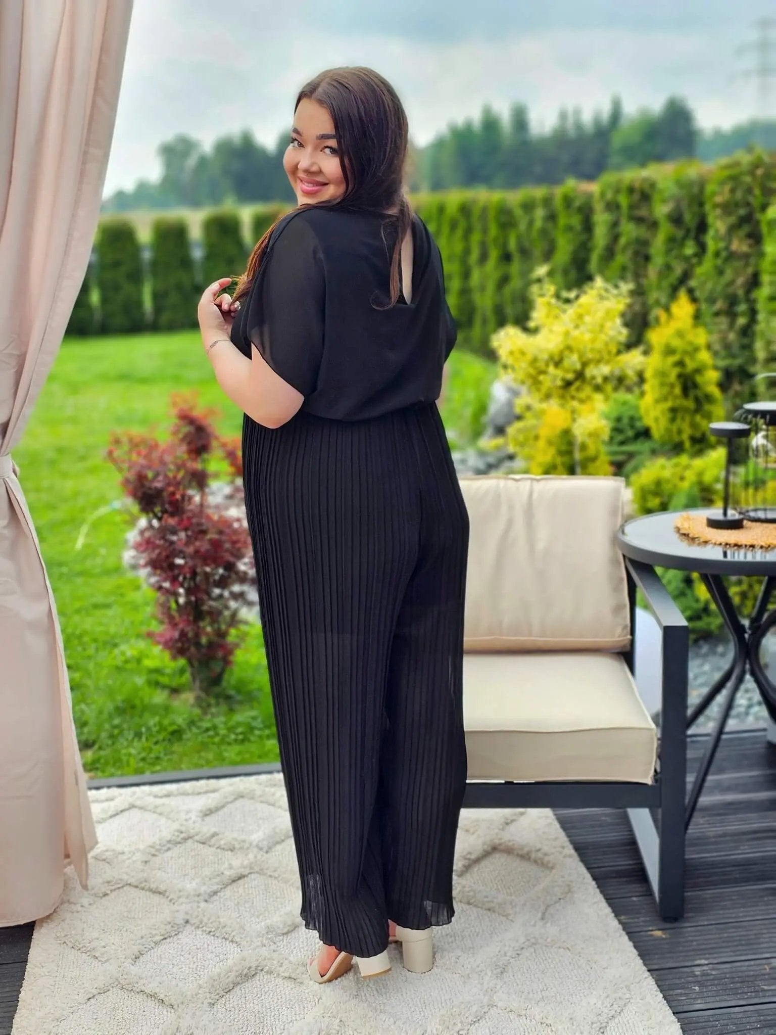 Zjawiskowy kombinezon z plisowanymi nogawkami – styl i wygoda w jednym! 🌸 Stylowa XL