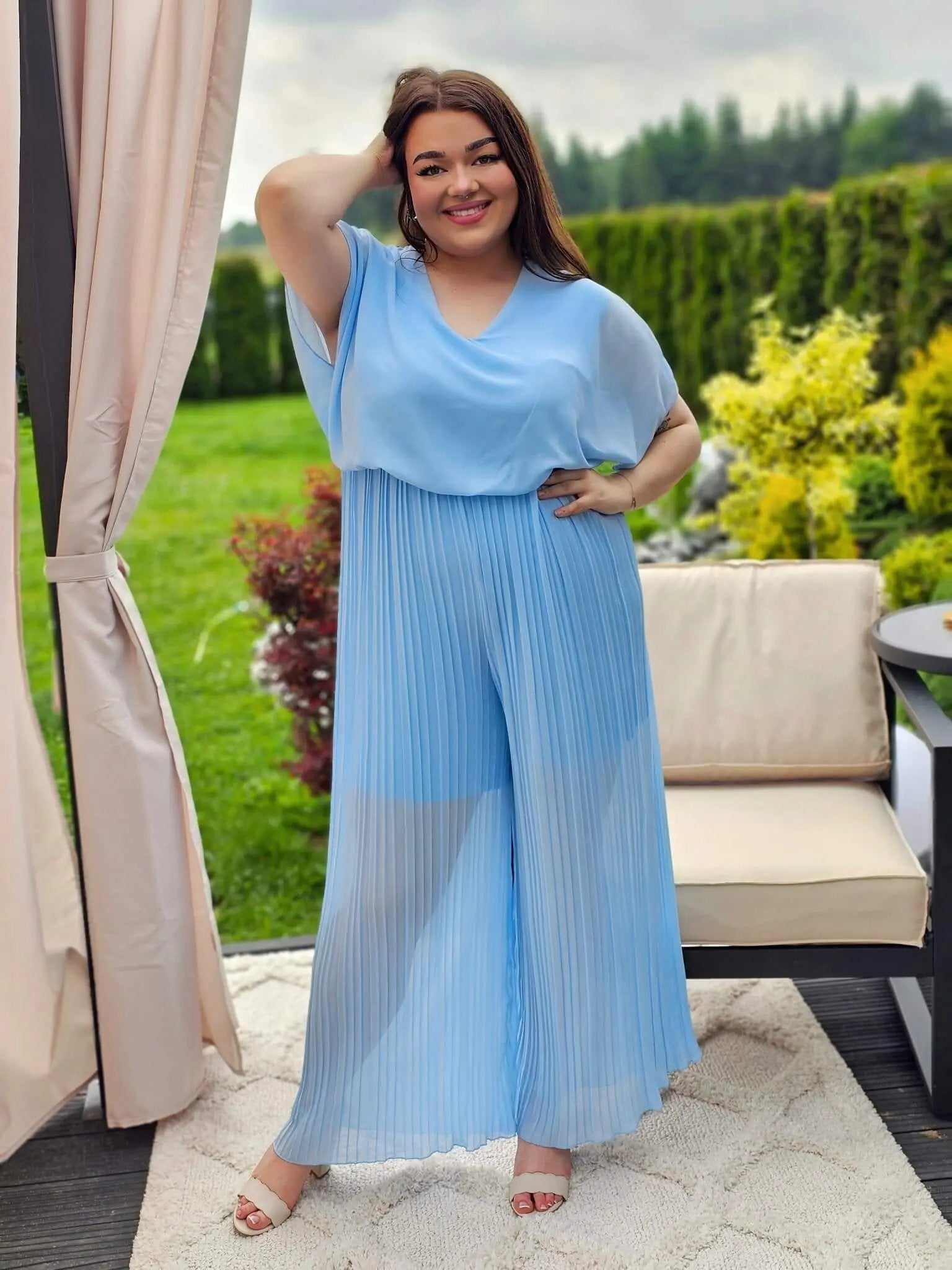 Zjawiskowy kombinezon z plisowanymi nogawkami – styl i wygoda w jednym! 🌸 Stylowa XL