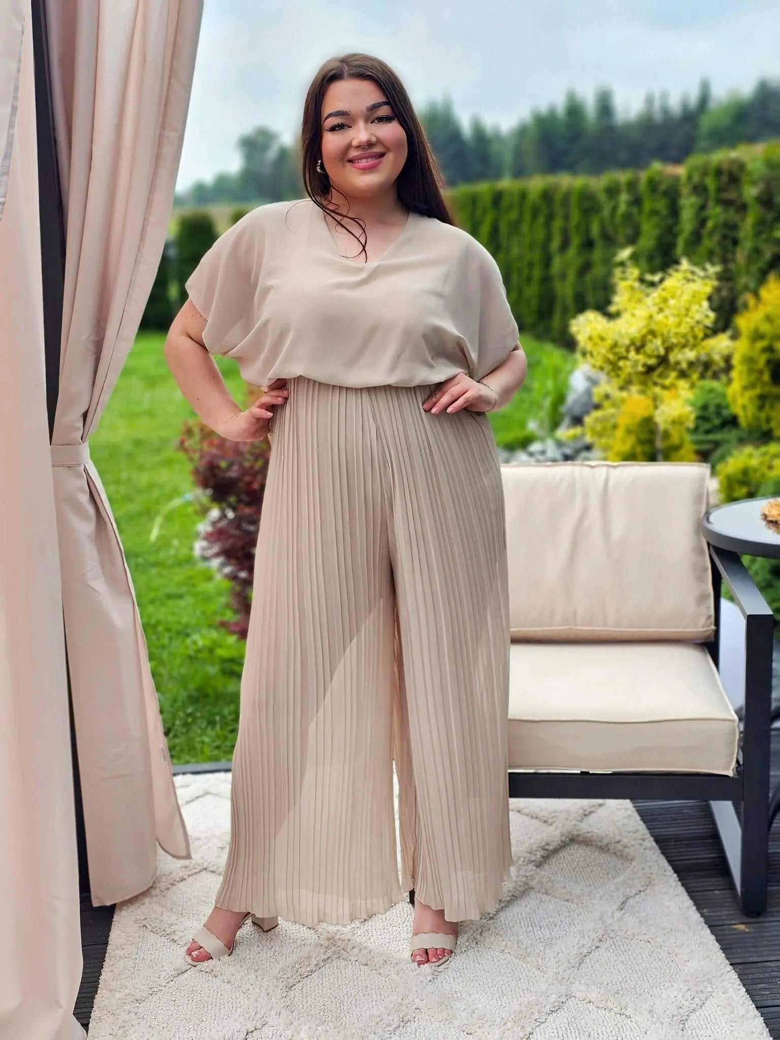 Zjawiskowy kombinezon z plisowanymi nogawkami – styl i wygoda w jednym! 🌸 Stylowa XL