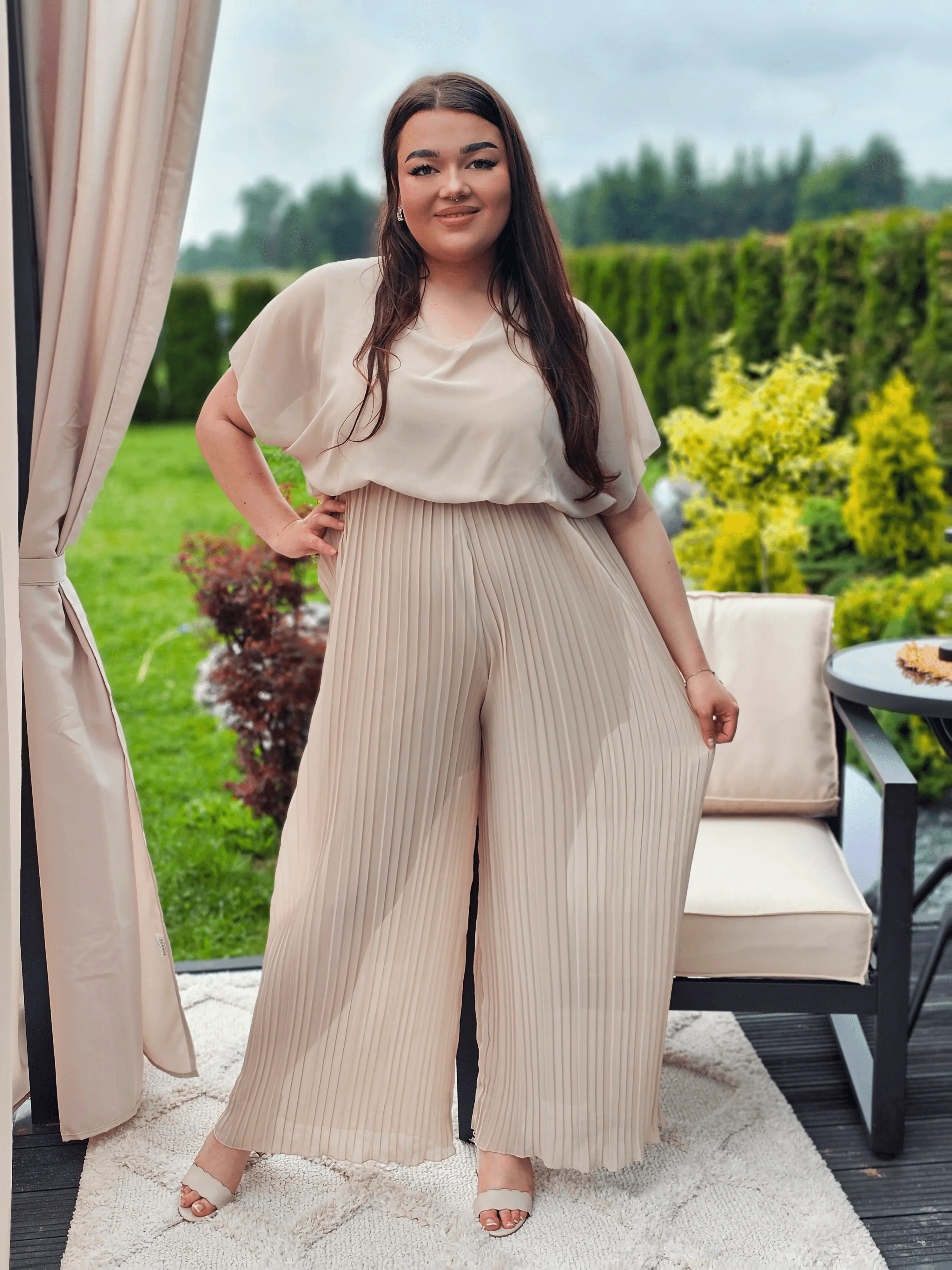 Zjawiskowy kombinezon z plisowanymi nogawkami – styl i wygoda w jednym! 🌸 Stylowa XL