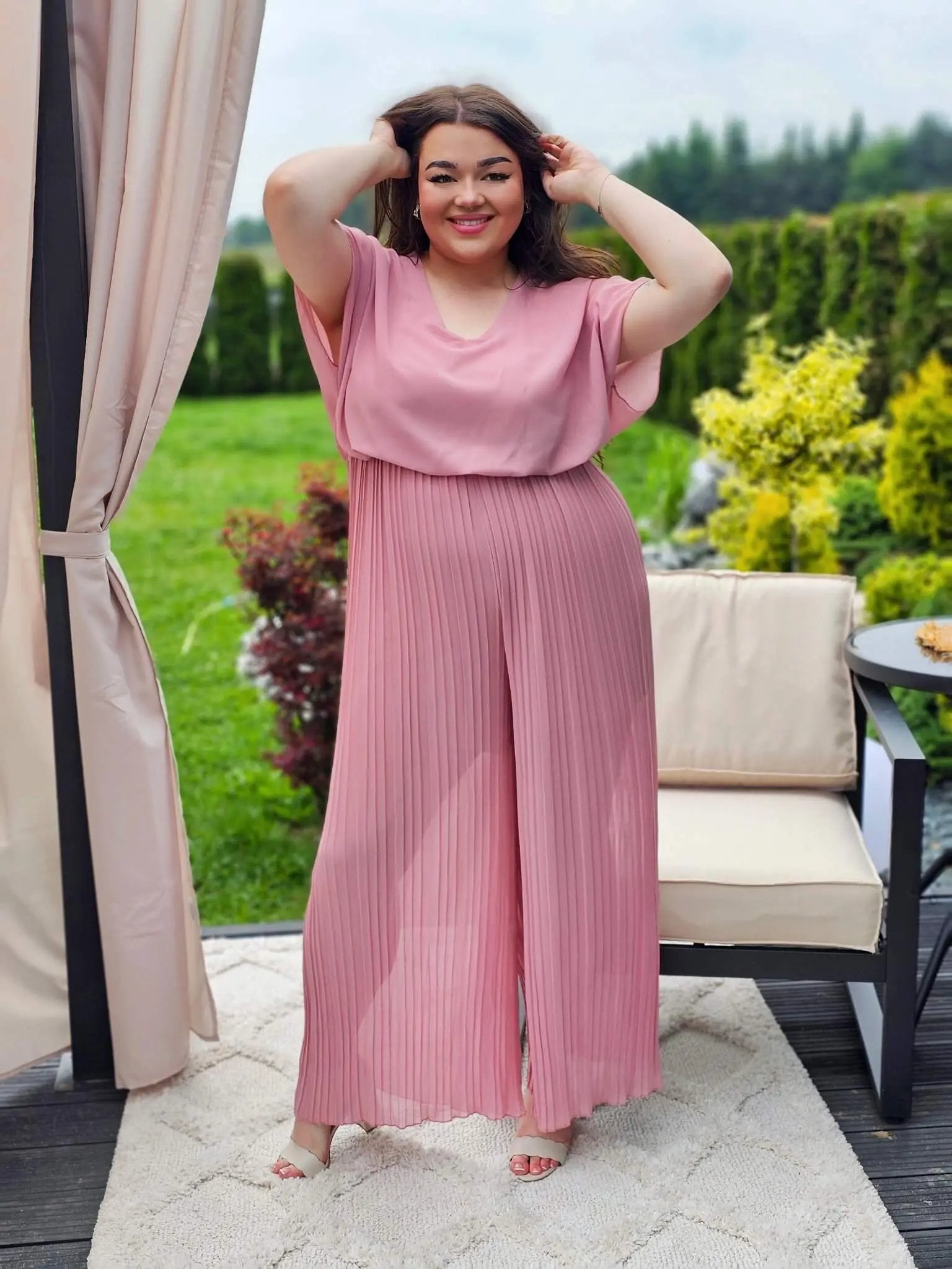 Zjawiskowy kombinezon z plisowanymi nogawkami – styl i wygoda w jednym! 🌸 Stylowa XL