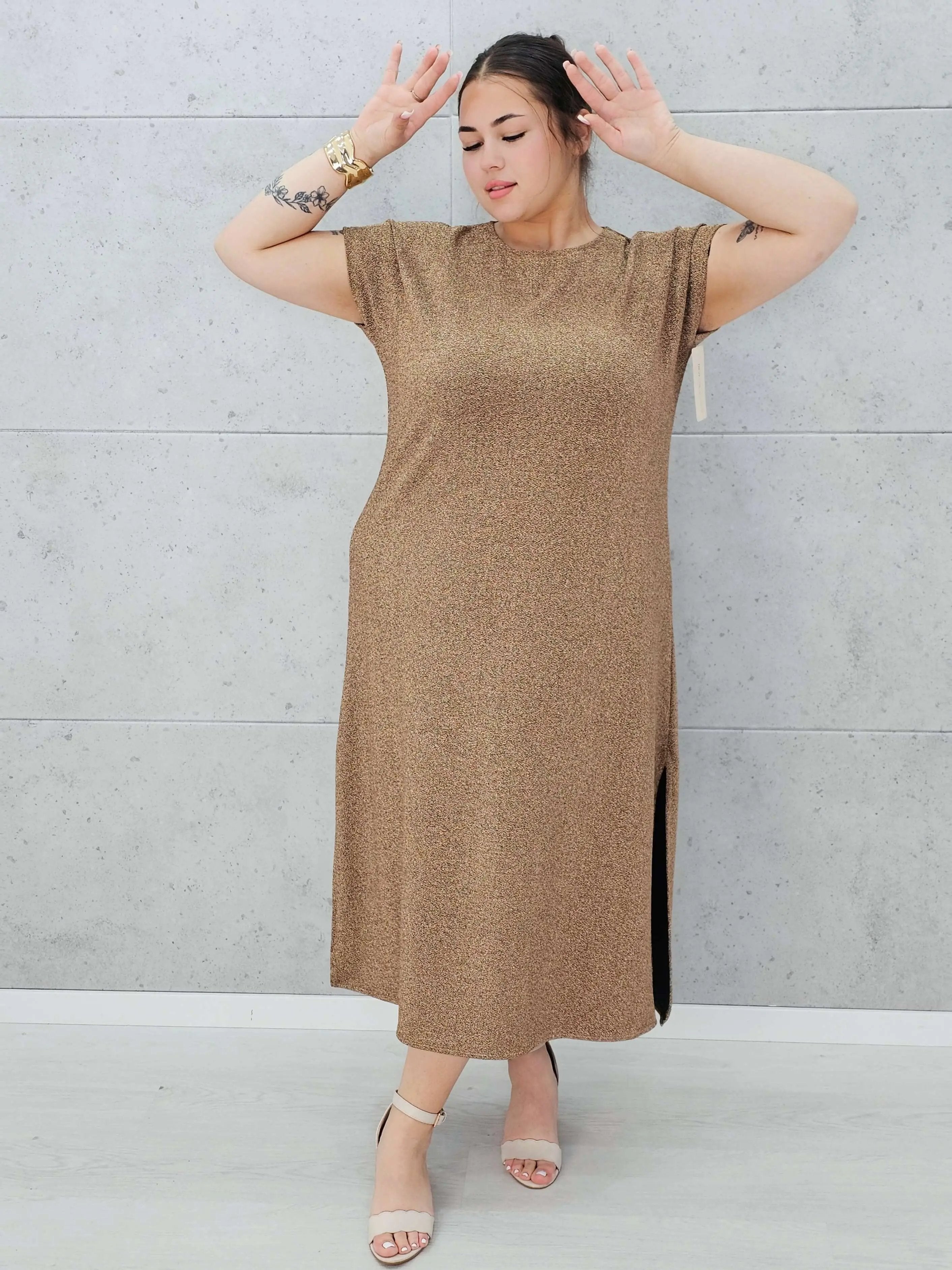 Złocista sukienka z połyskiem Stylowa XL