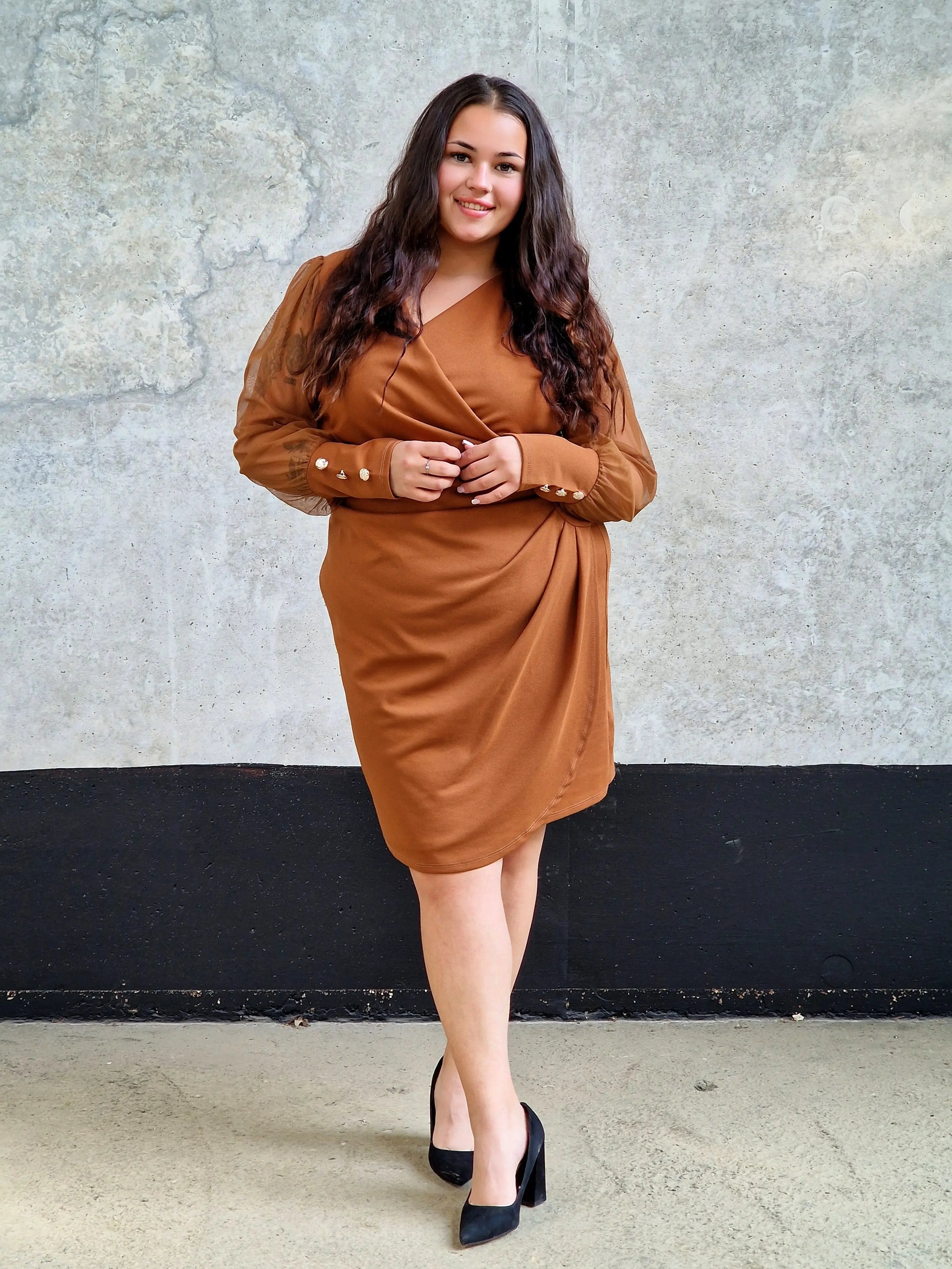 Zmysłowa sukienka kopertowa z szyfonowym rękawem Stylowa XL