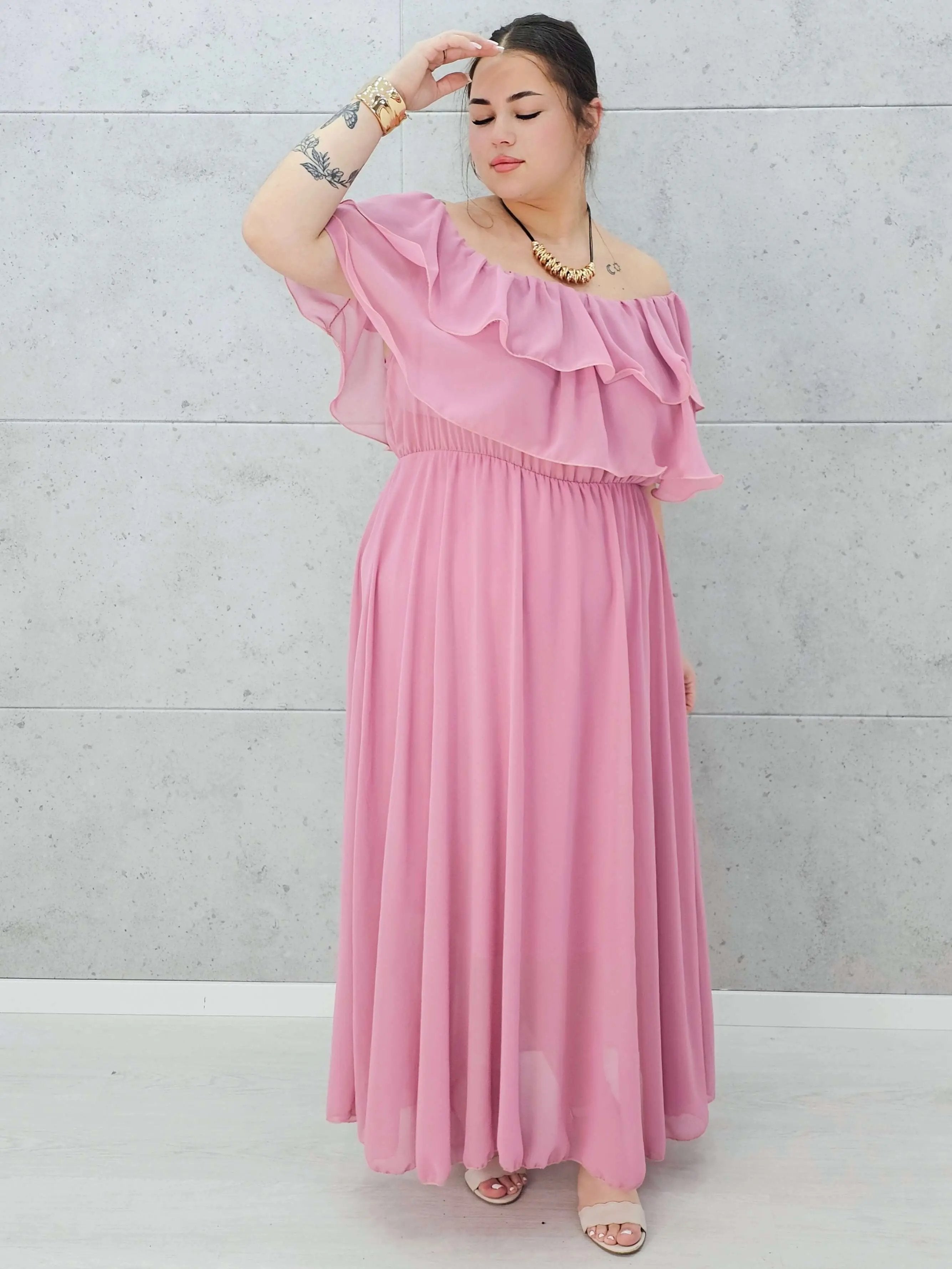 Zwiewna sukienka hiszpanka z efektowną falbaną Stylowa XL