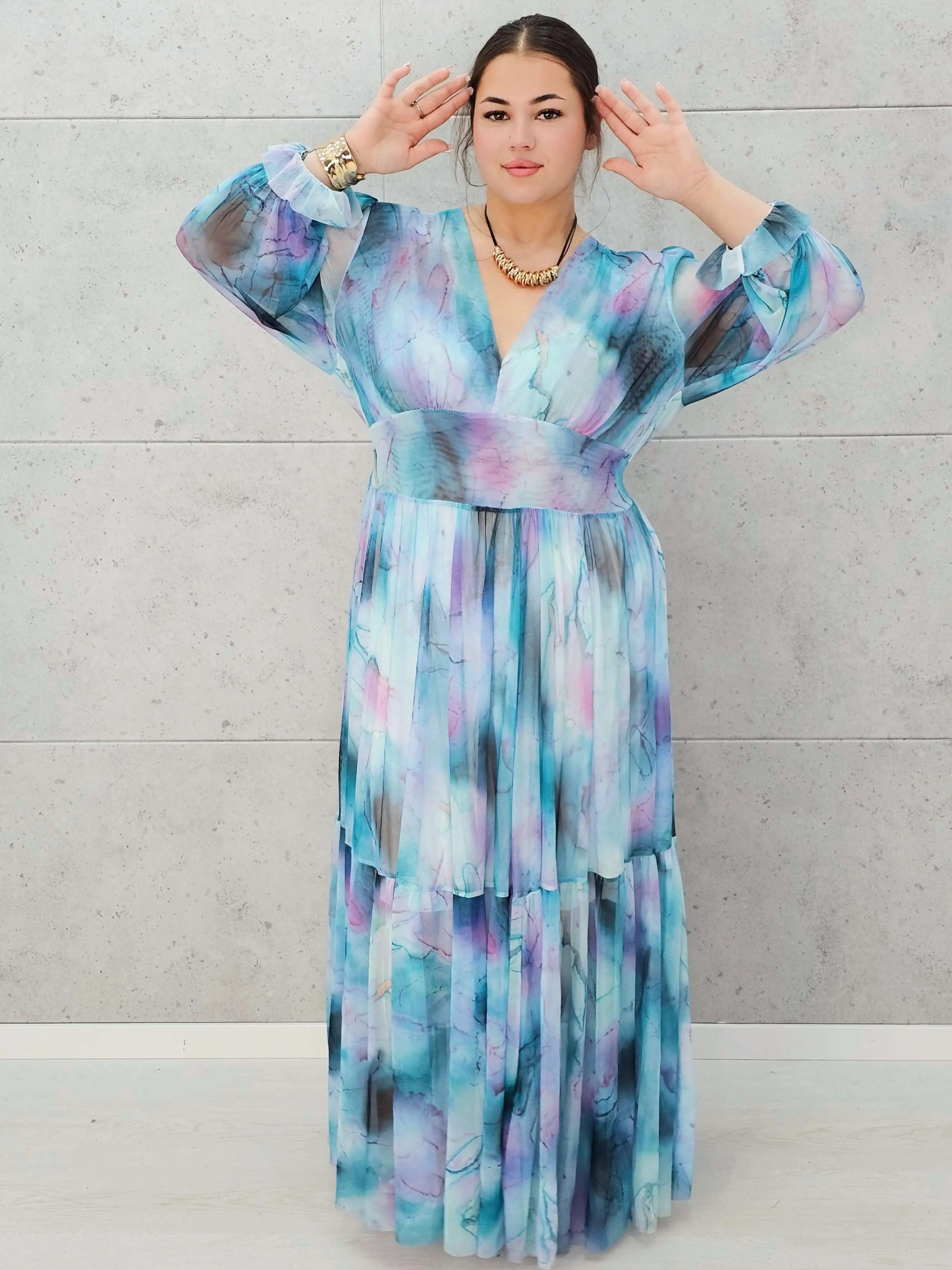 Zwiewna sukienka maxi w odcieniach błękitu Stylowa XL