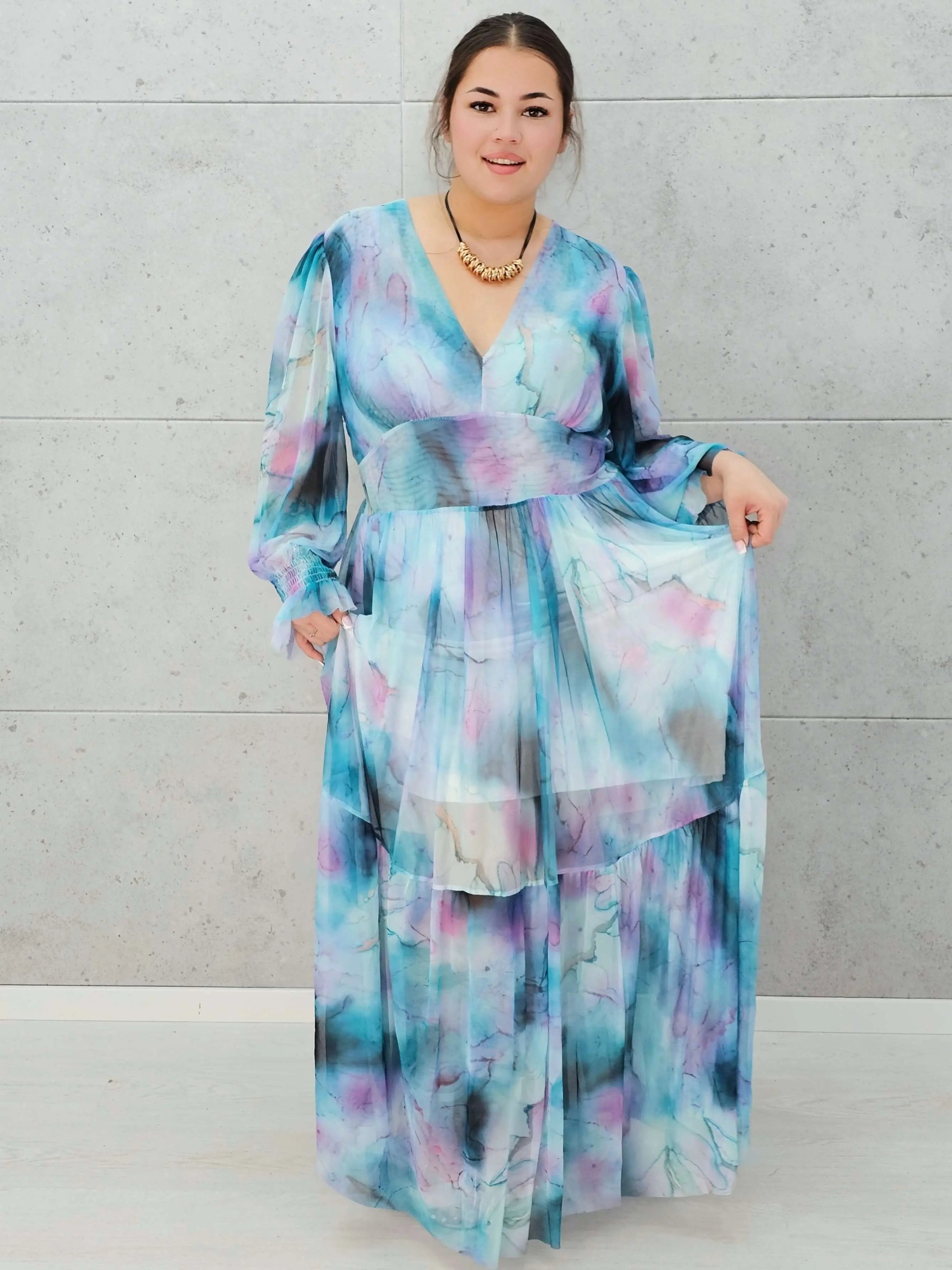 Zwiewna sukienka maxi w odcieniach błękitu Stylowa XL