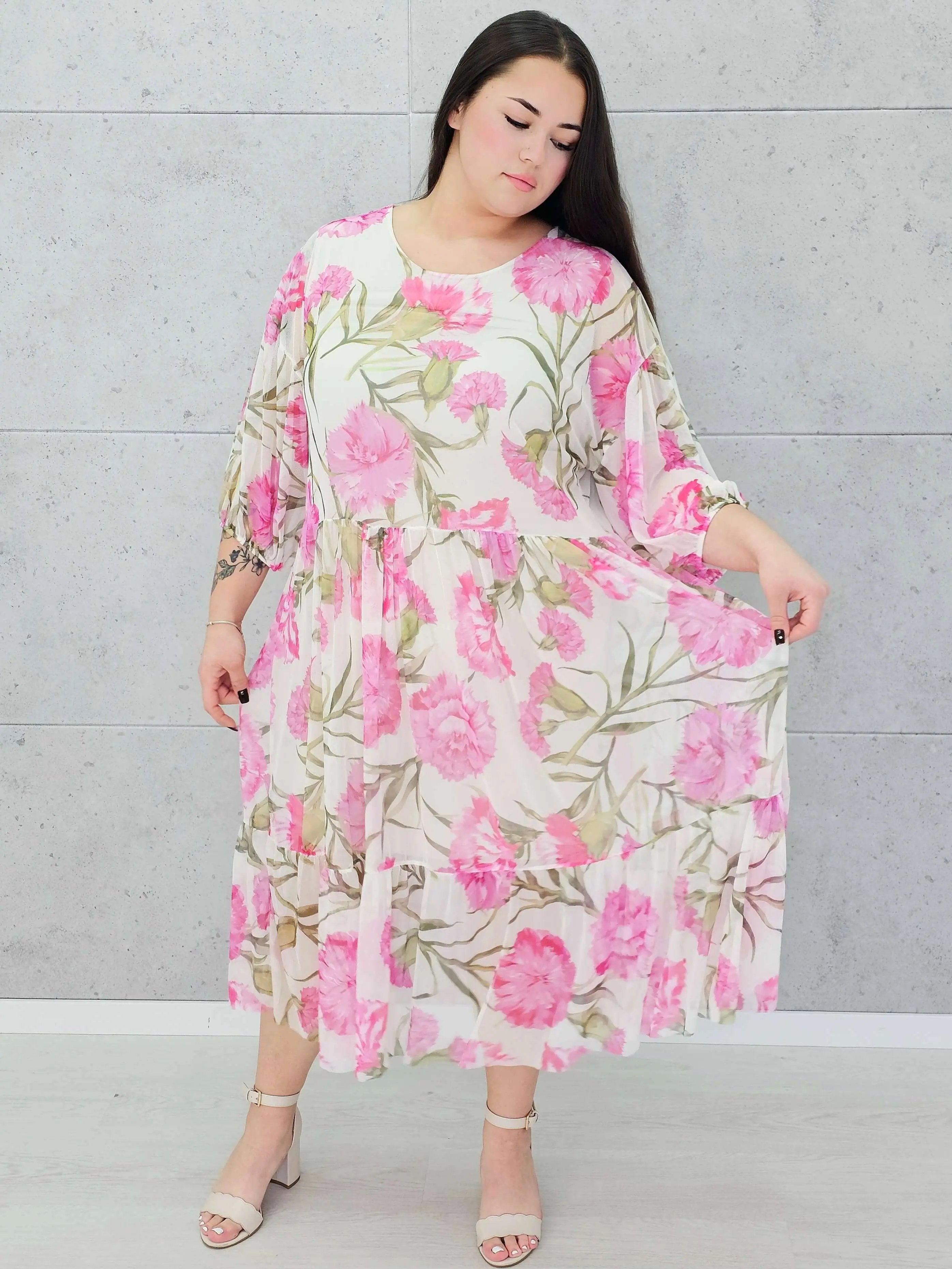 Zwiewna sukienka w kwiaty maxi z falbaną –moda dla kobiet plus size Stylowa XL