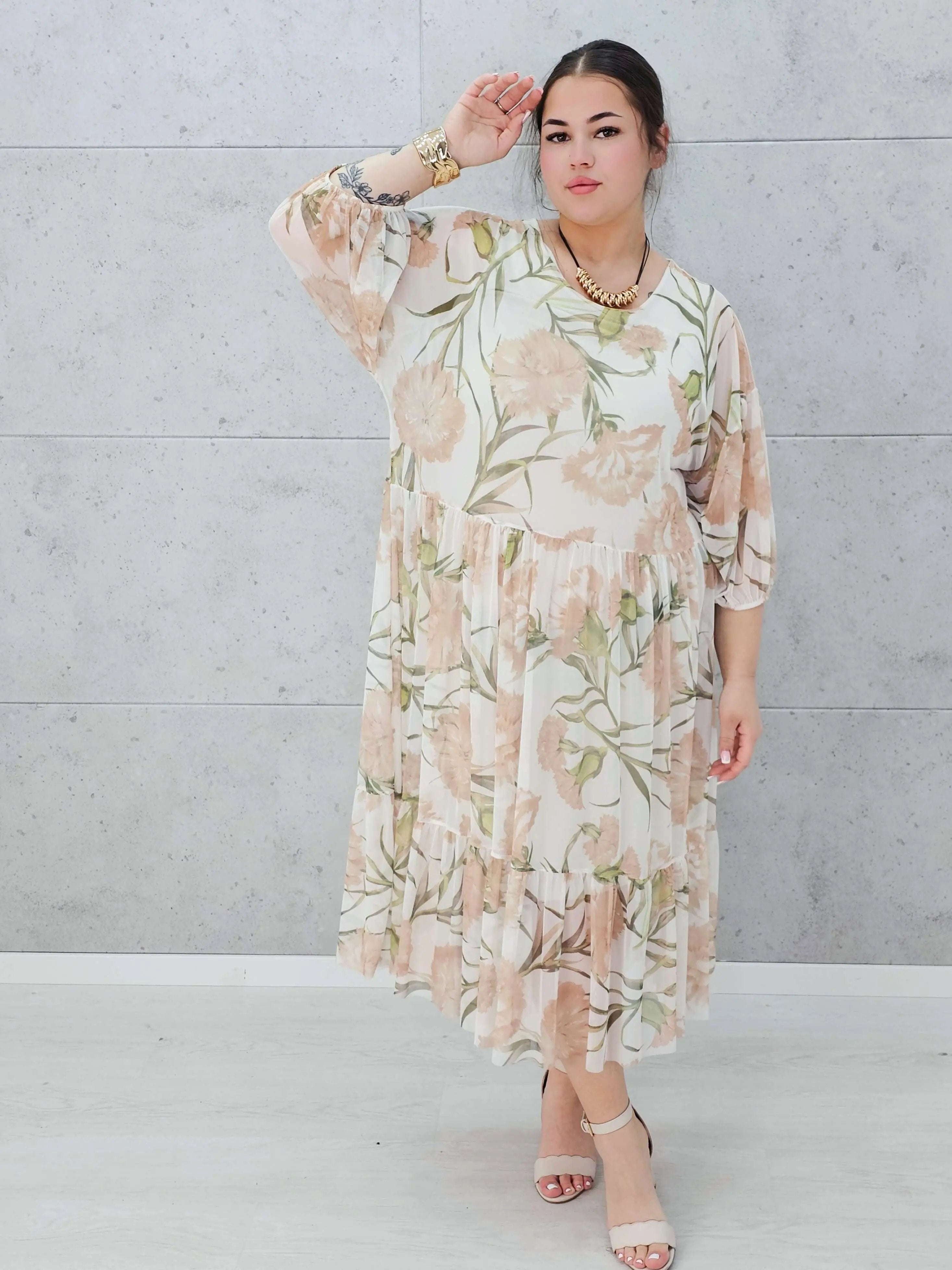 Zwiewna sukienka w kwiaty maxi z falbaną –moda dla kobiet plus size Stylowa XL