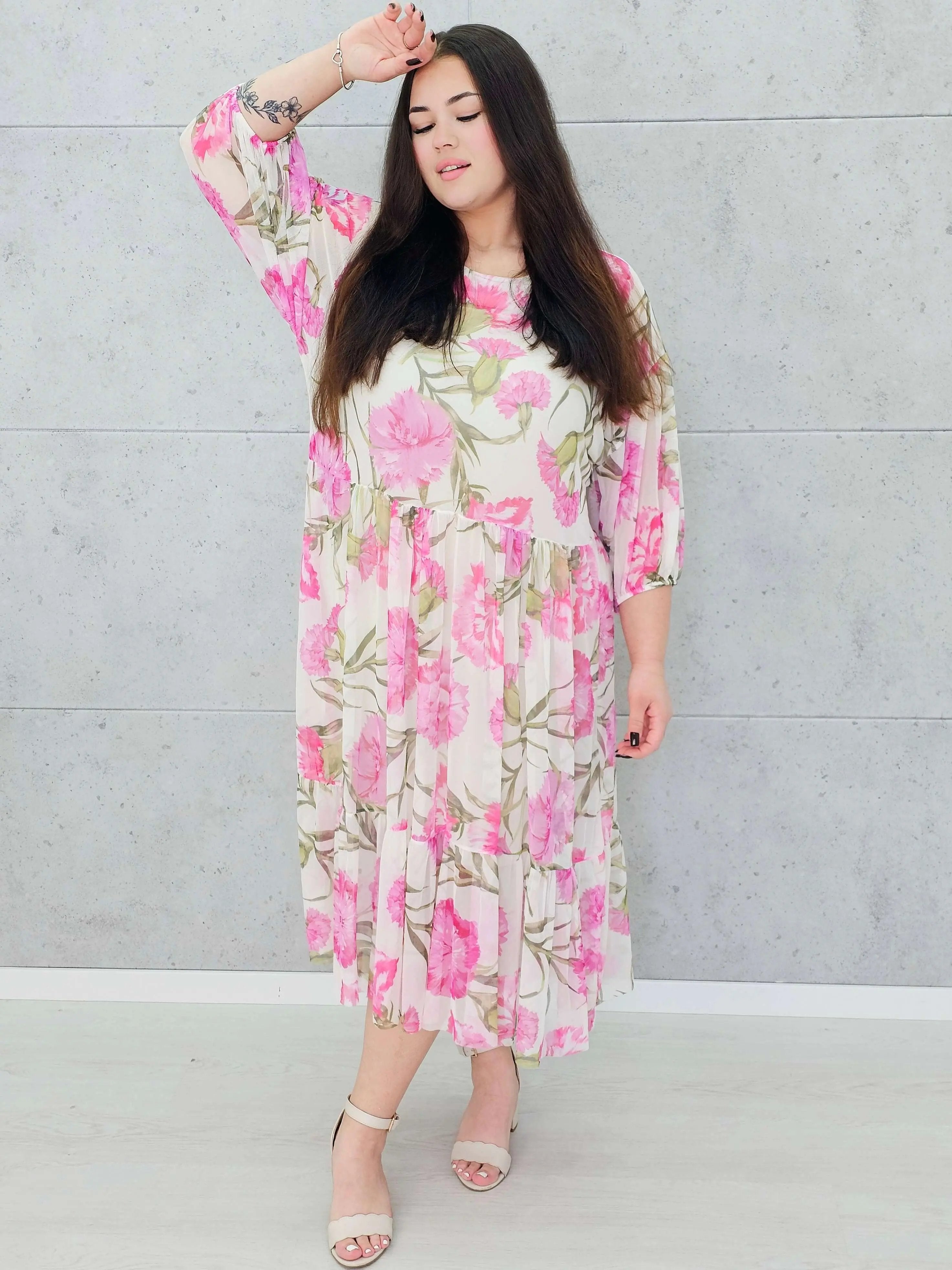 Zwiewna sukienka w kwiaty maxi z falbaną –moda dla kobiet plus size Stylowa XL