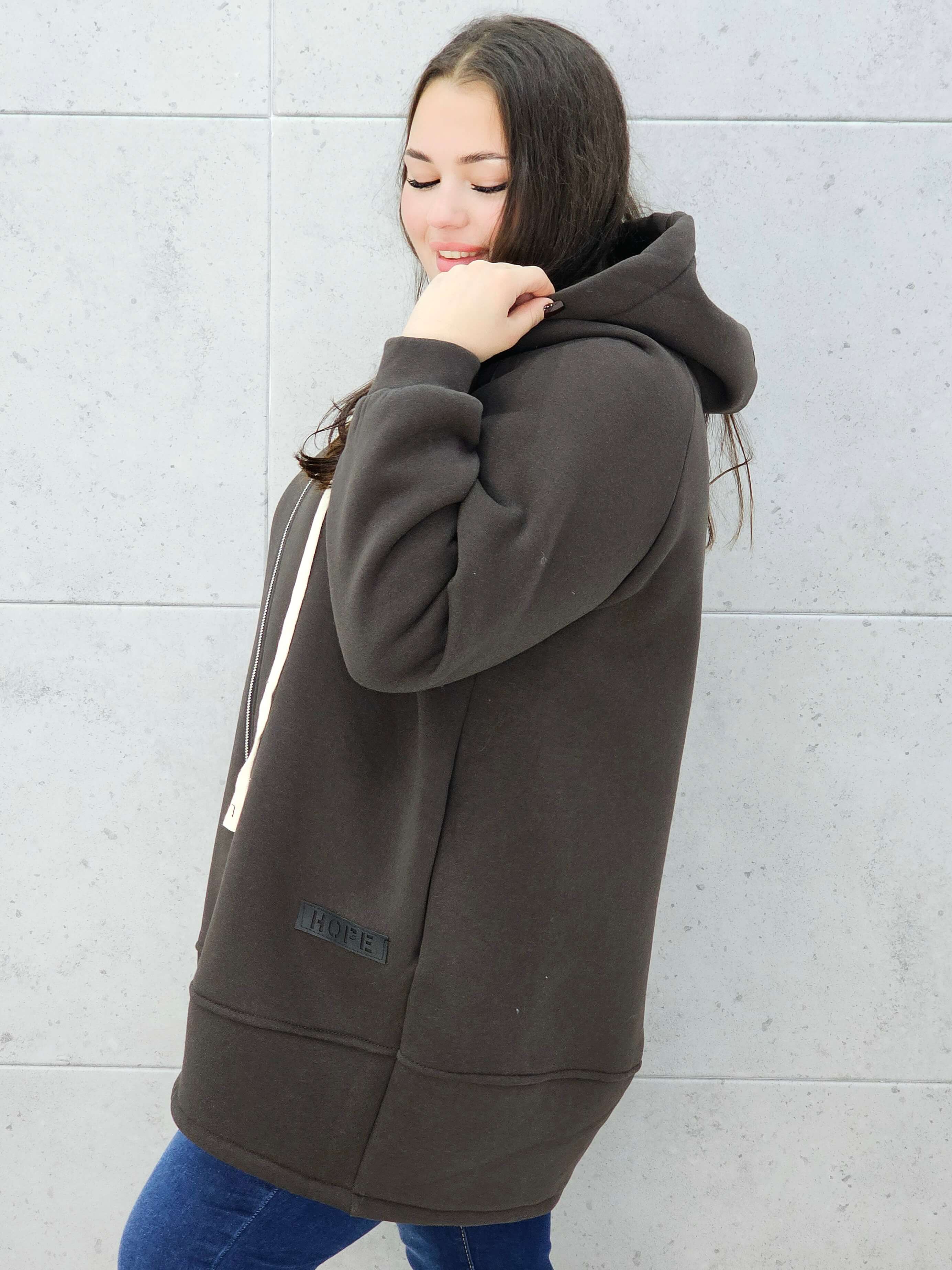 bluza z kapturem brązowa plus size – na modelce bokiem 