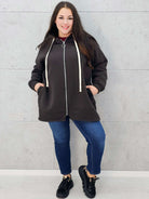 bluza z kapturem brązowa plus size – na modelce w całości 