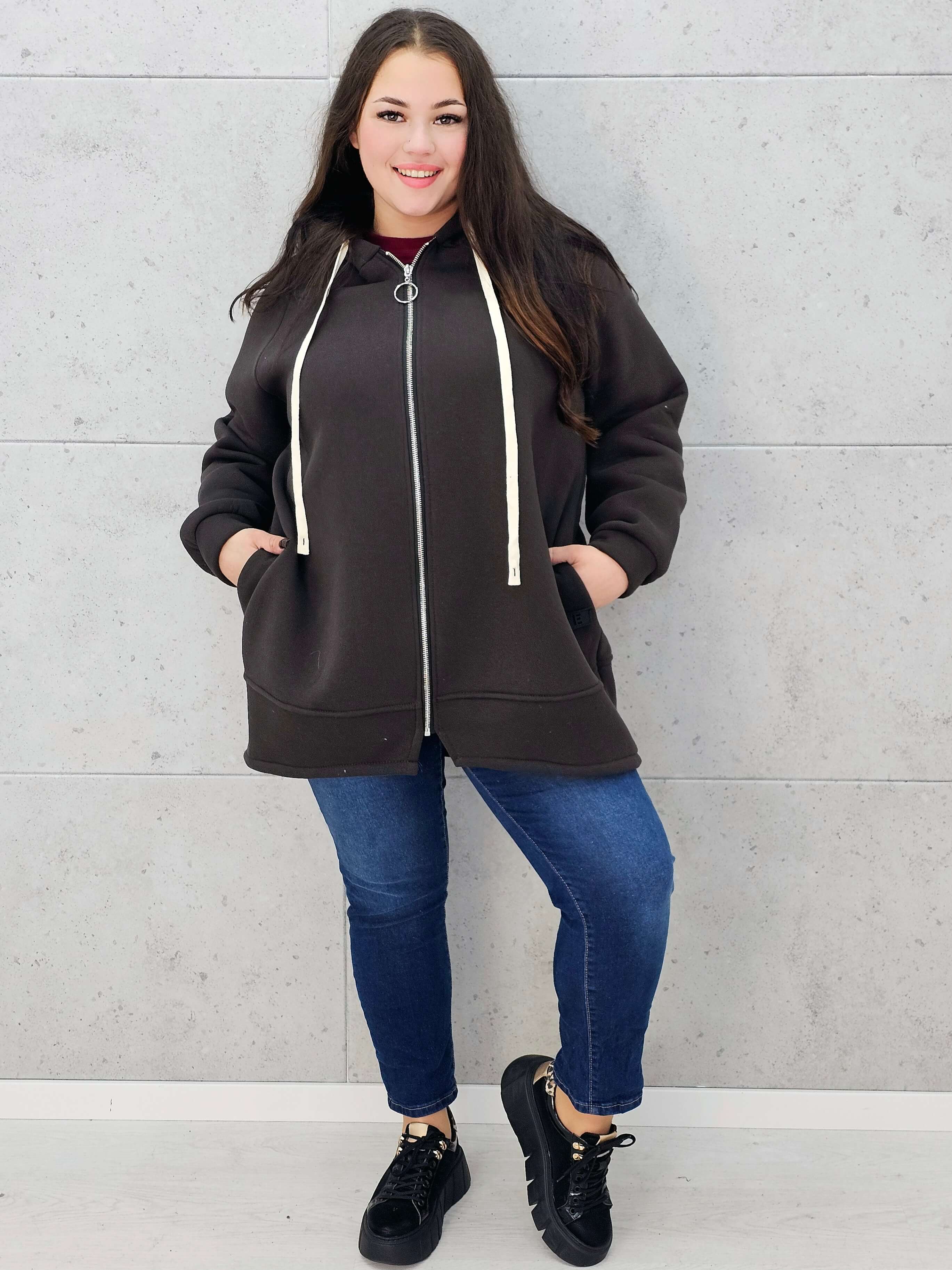 bluza z kapturem brązowa plus size – na modelce w całości 