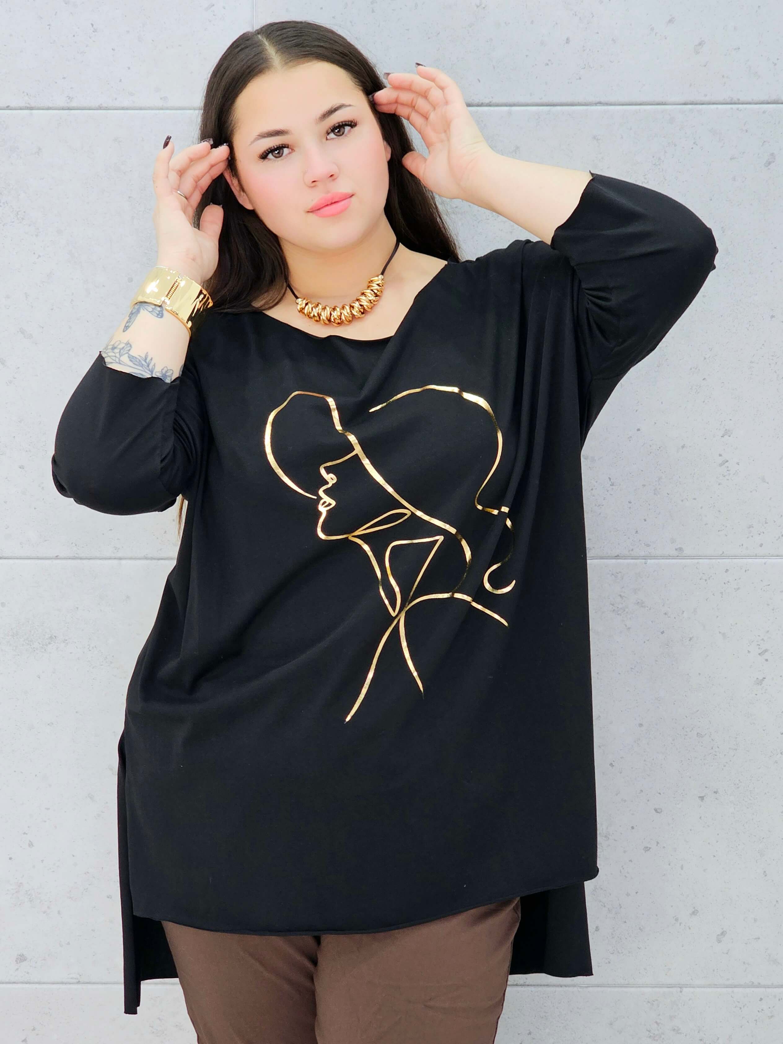 czarna bluzka plus size Stylowa XL ze złotym nadrukiem – przód