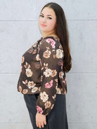 Detale materiału bluzki hiszpanki w kwiaty – Stylowa XL