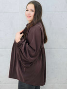 bluzka z bufiastymi rękawami brązowa plus size –  bok 
