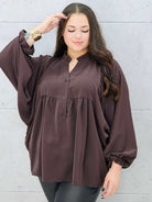 bluzka z bufiastymi rękawami brązowa plus size – z bliska 