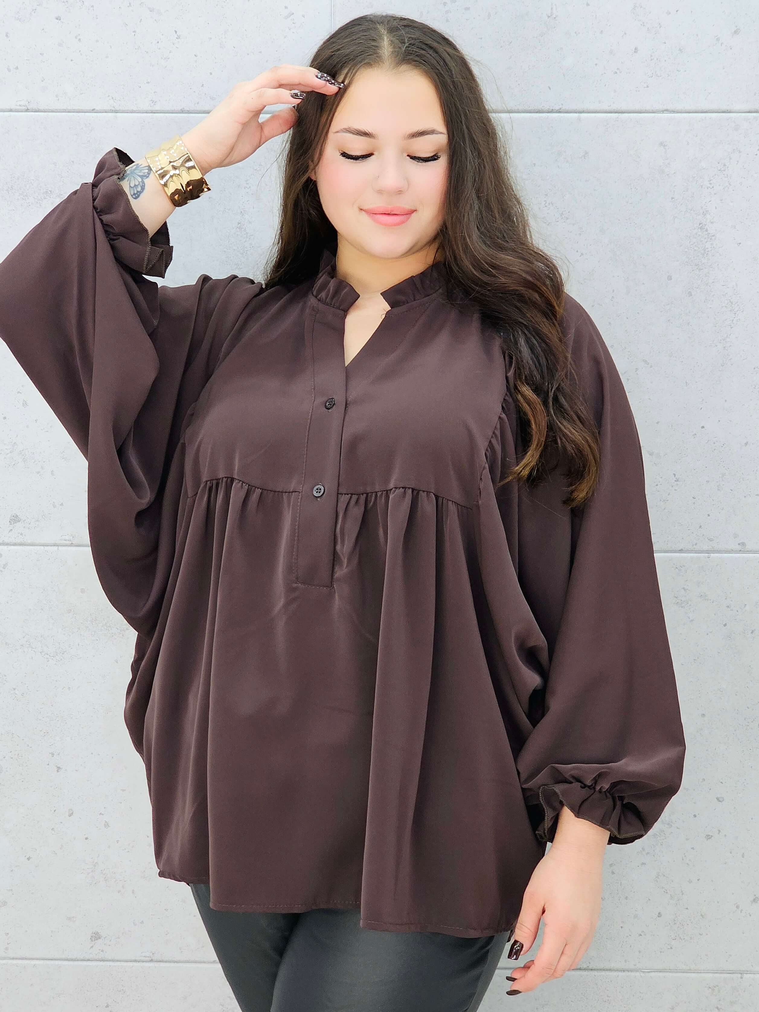 bluzka z bufiastymi rękawami brązowa plus size – z bliska 