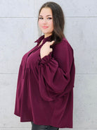 bluzka z bufiastymi rękawami śliwkowa plus size – bok 