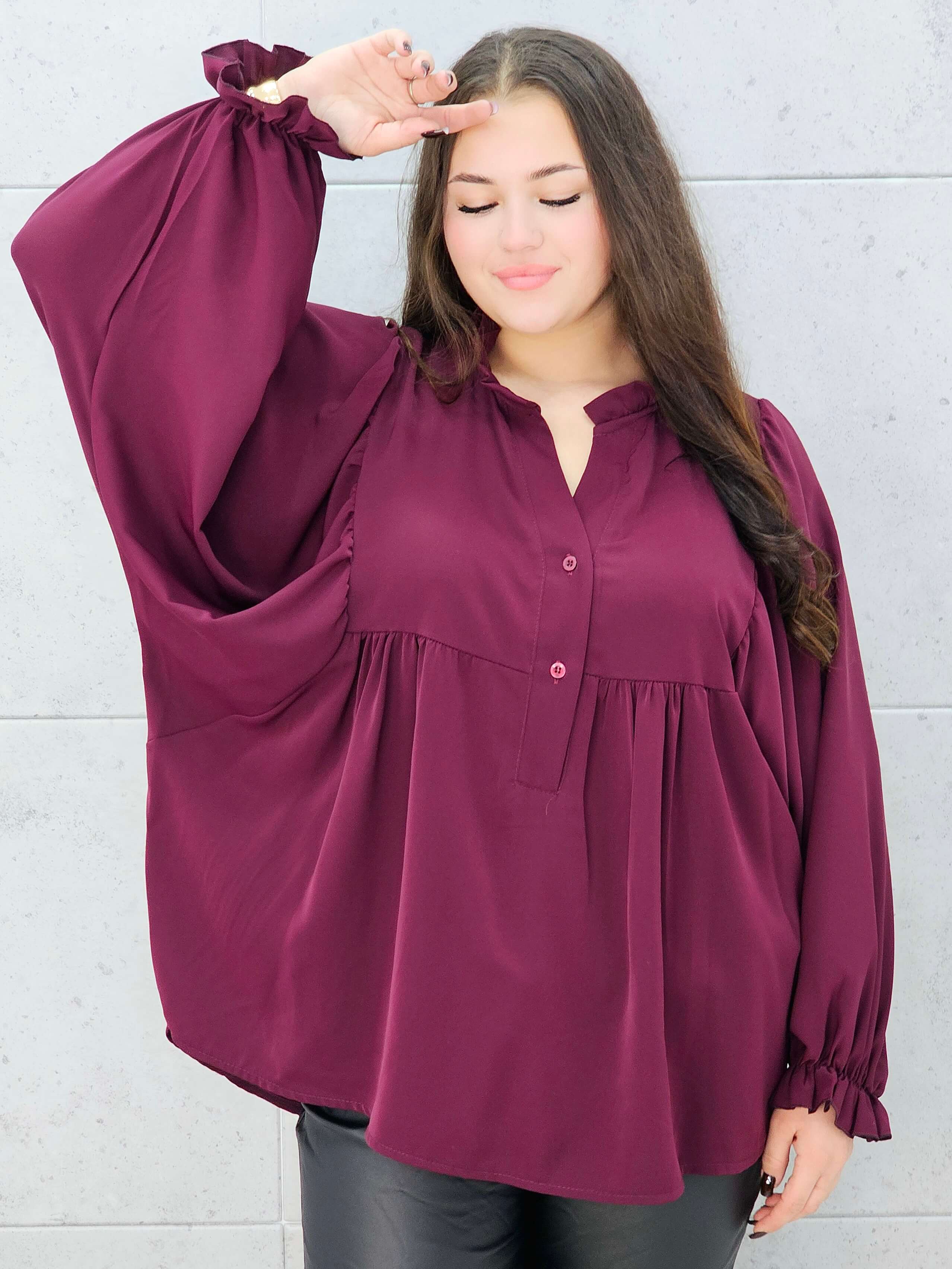 bluzka z bufiastymi rękawami śliwkowa plus size – przód w całosci 