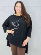Bluzka plus size z nadrukiem twarzy – modna i stylowa propozycja na co dzień i spotkania Stylowa XL