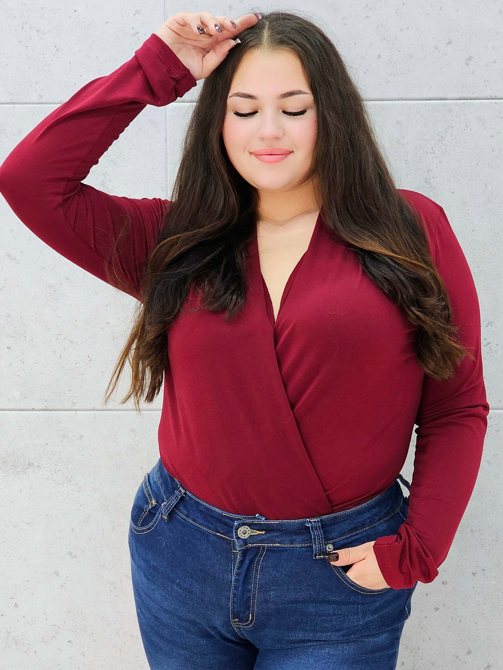 body kopertowe bordowe plus size – z bliska 