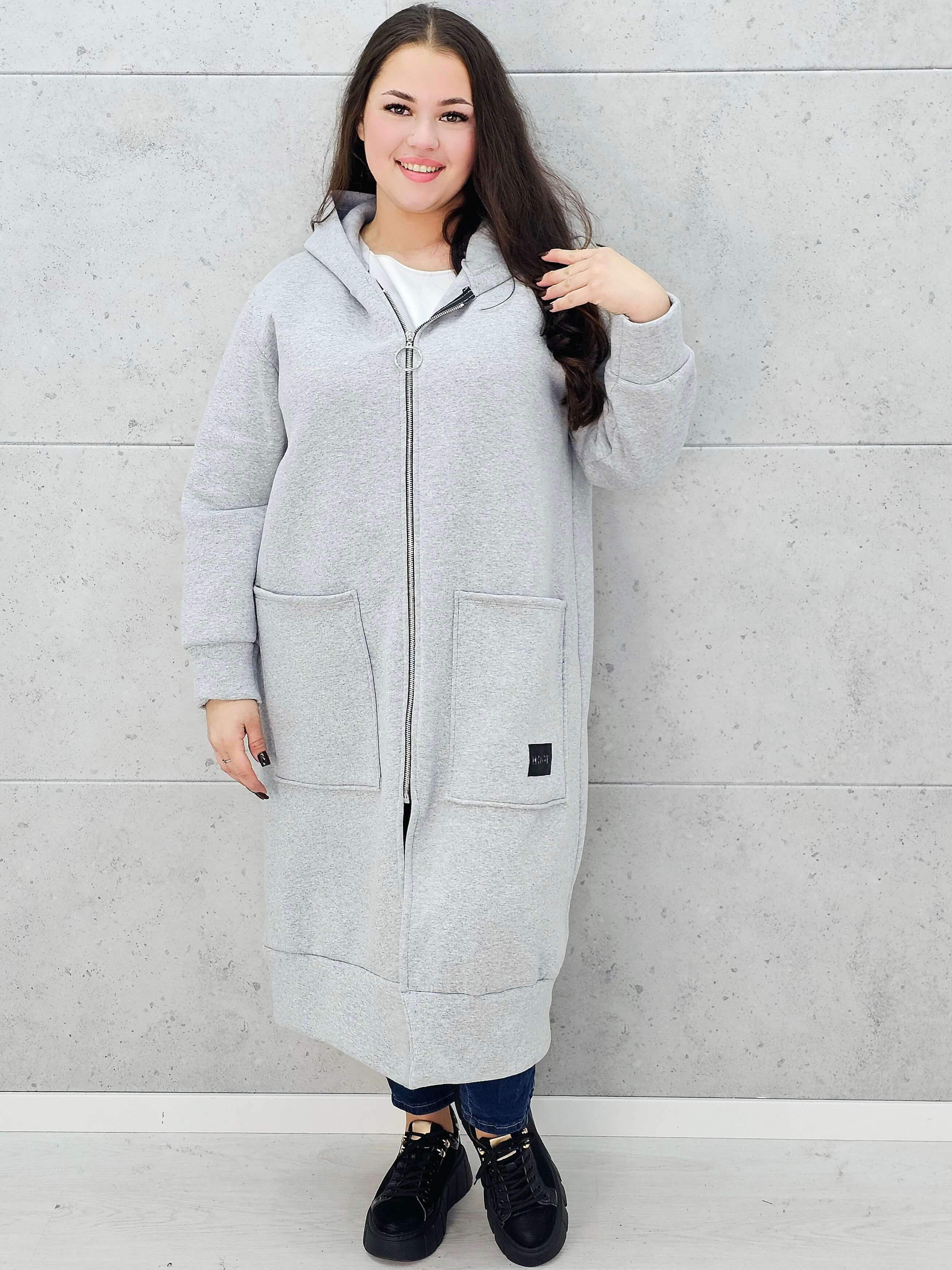 długa bluza XXL z kapturem – stylizacja z jeansami
