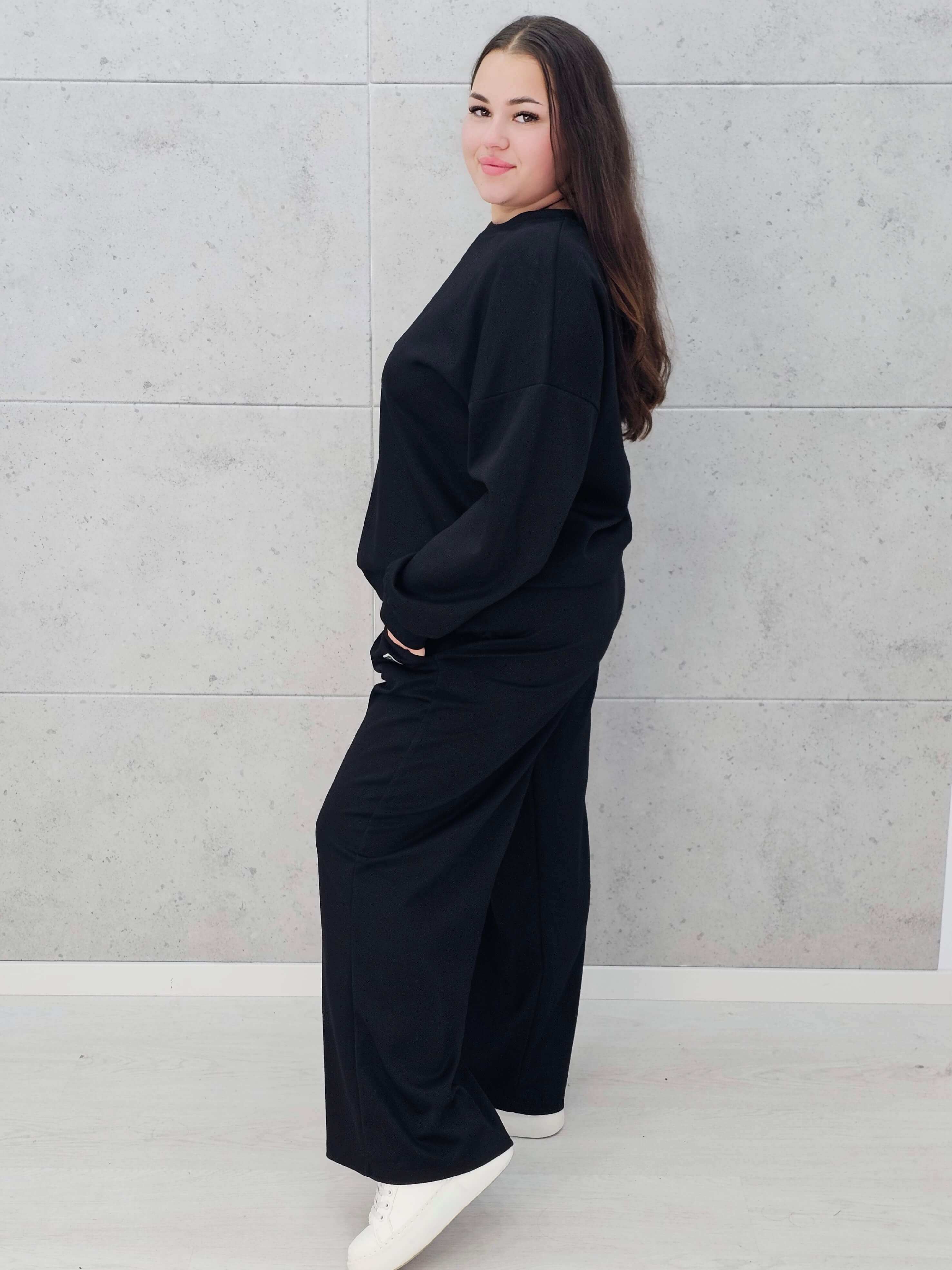 Dres plus size z szerokimi spodniami – komfortowa moda XXL na co dzień i wyjątkowe okazje Stylowa XL