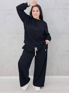 Dres plus size z szerokimi spodniami – komfortowa moda XXL na co dzień i wyjątkowe okazje Stylowa XL