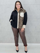 Koszula plus size w kolorach czerni i beżu z panterkowym printem, prezentowana z przodu. Stylowa moda dla kobiet w rozmiarze XL od Stylowa XL, wygodna i modna propozycja sezonu.