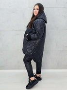 Czarna pikowana kurtka plus size z kapturem – widok z boku