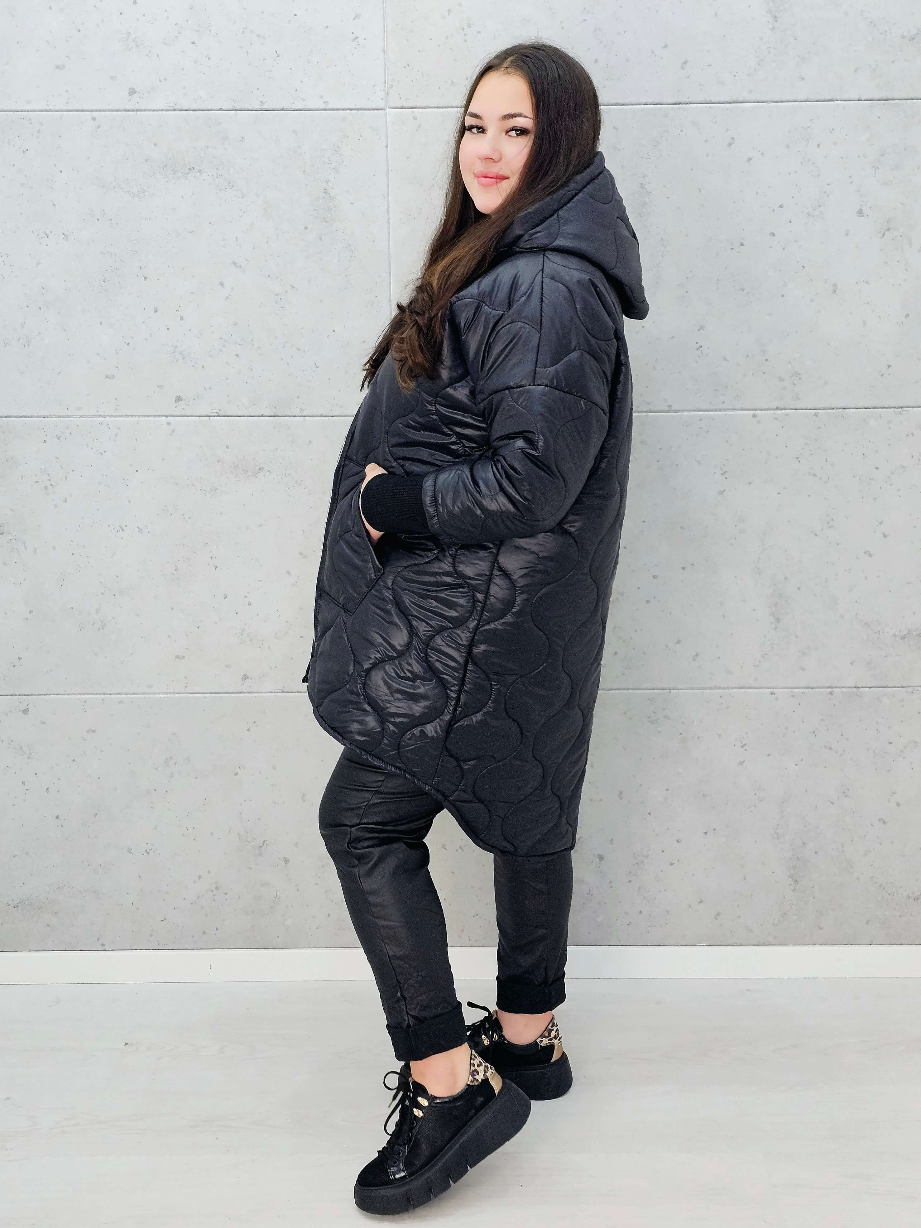 Czarna pikowana kurtka plus size z kapturem – widok z boku