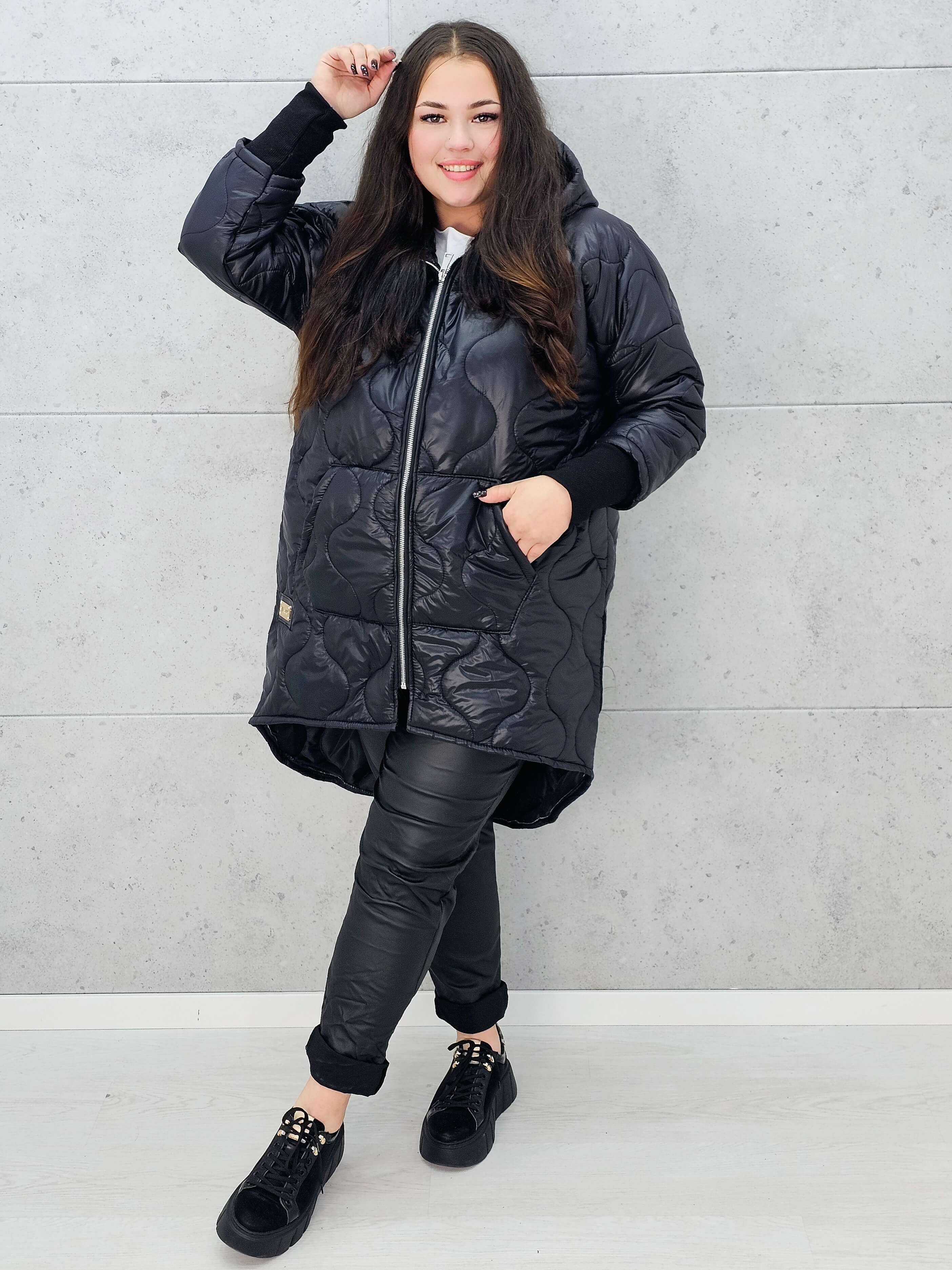 Modna kurtka XXL z kapturem – elegancki fason dla kobiet plus size przodem 