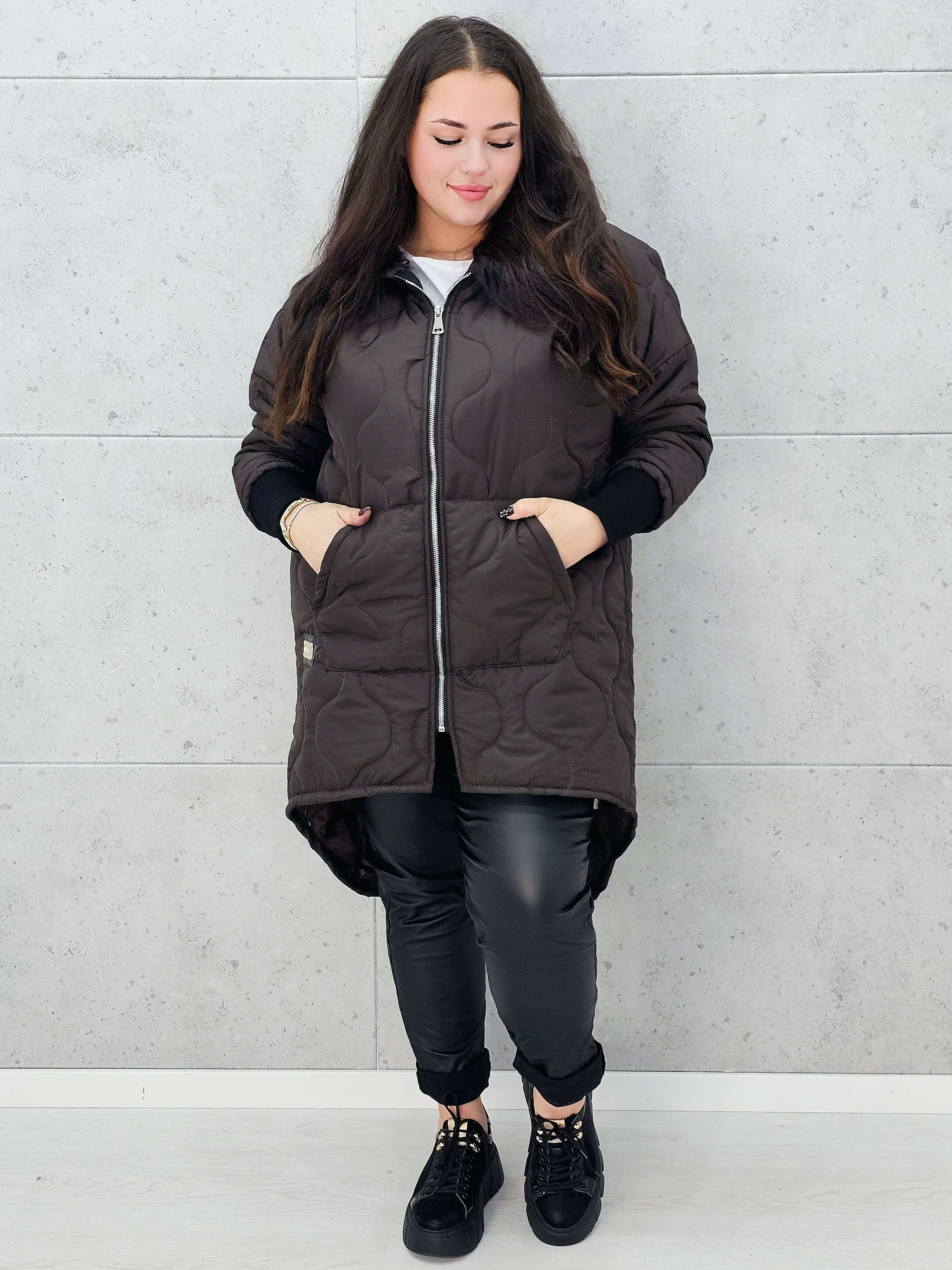 Czekoladowa kurtka pikowana plus size z zamkiem – Stylowa XL