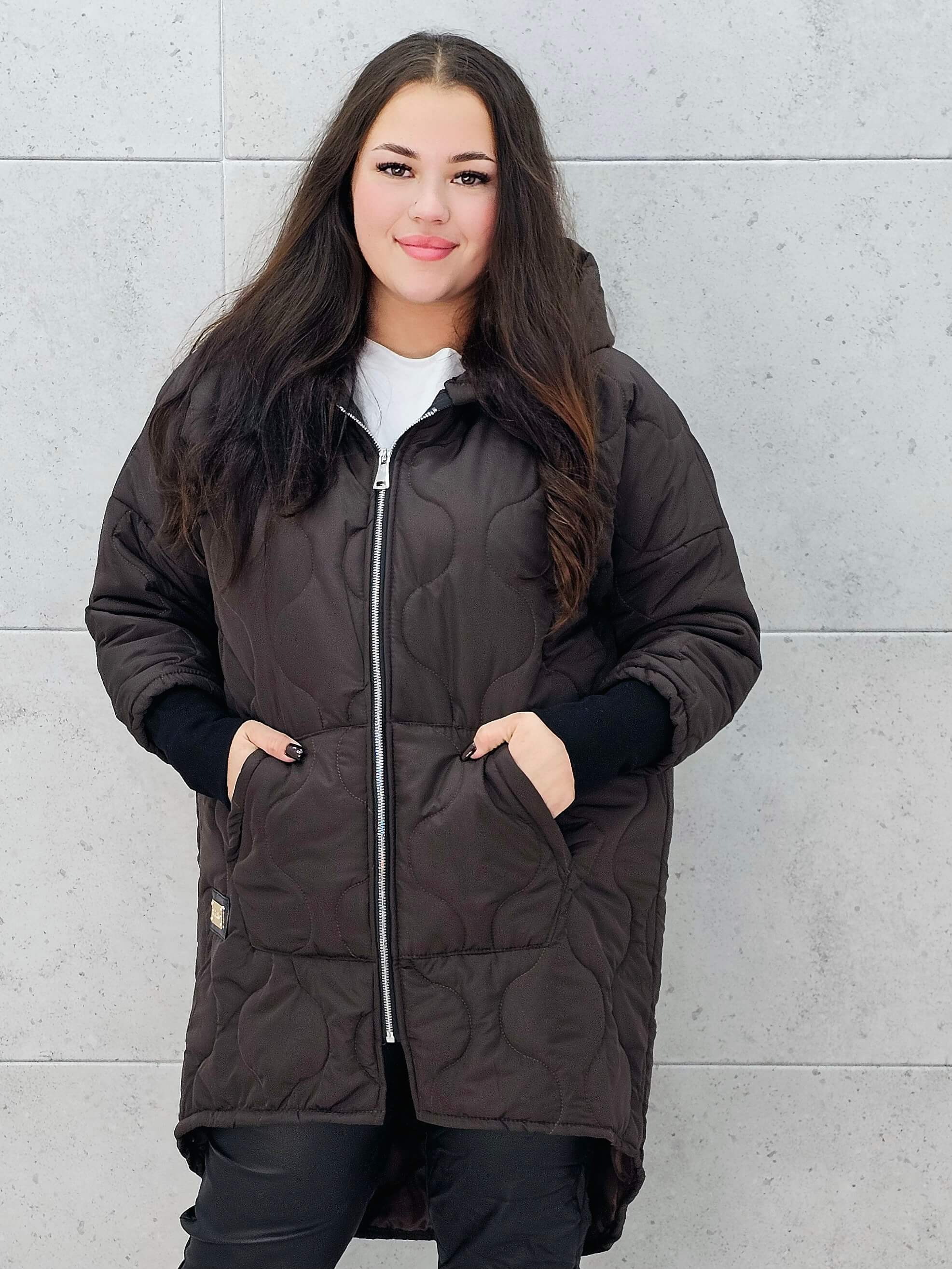 Pikowana kurtka XXL czekoladowa  zapinana na zamek – Stylowa XL