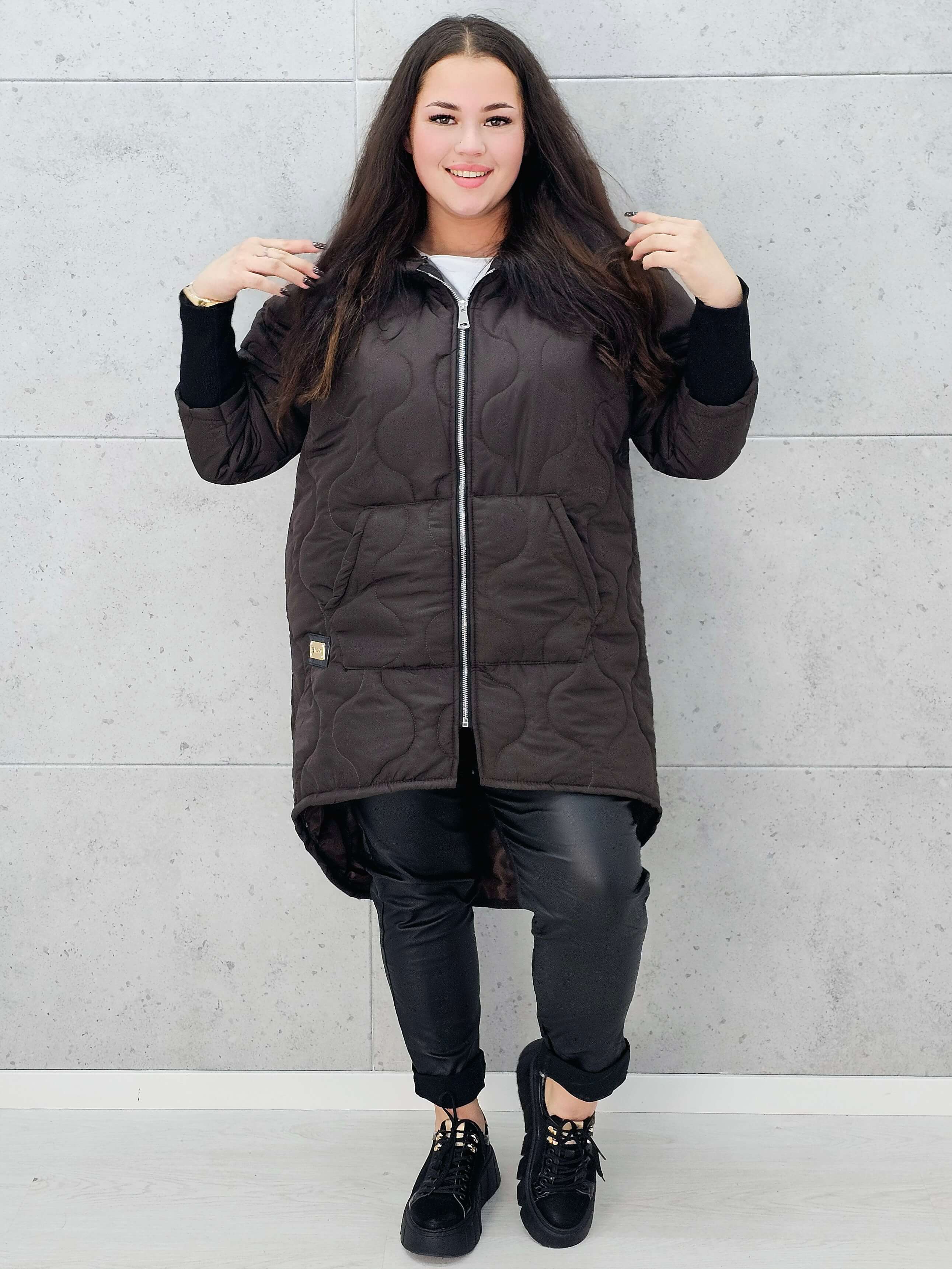Czekoladowa kurtka pikowana plus size z zamkiem – Stylowa XL w całości 