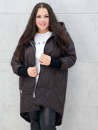 Czekoladowa kurtka pikowana plus size z zamkiem – Stylowa XL rozpięta 