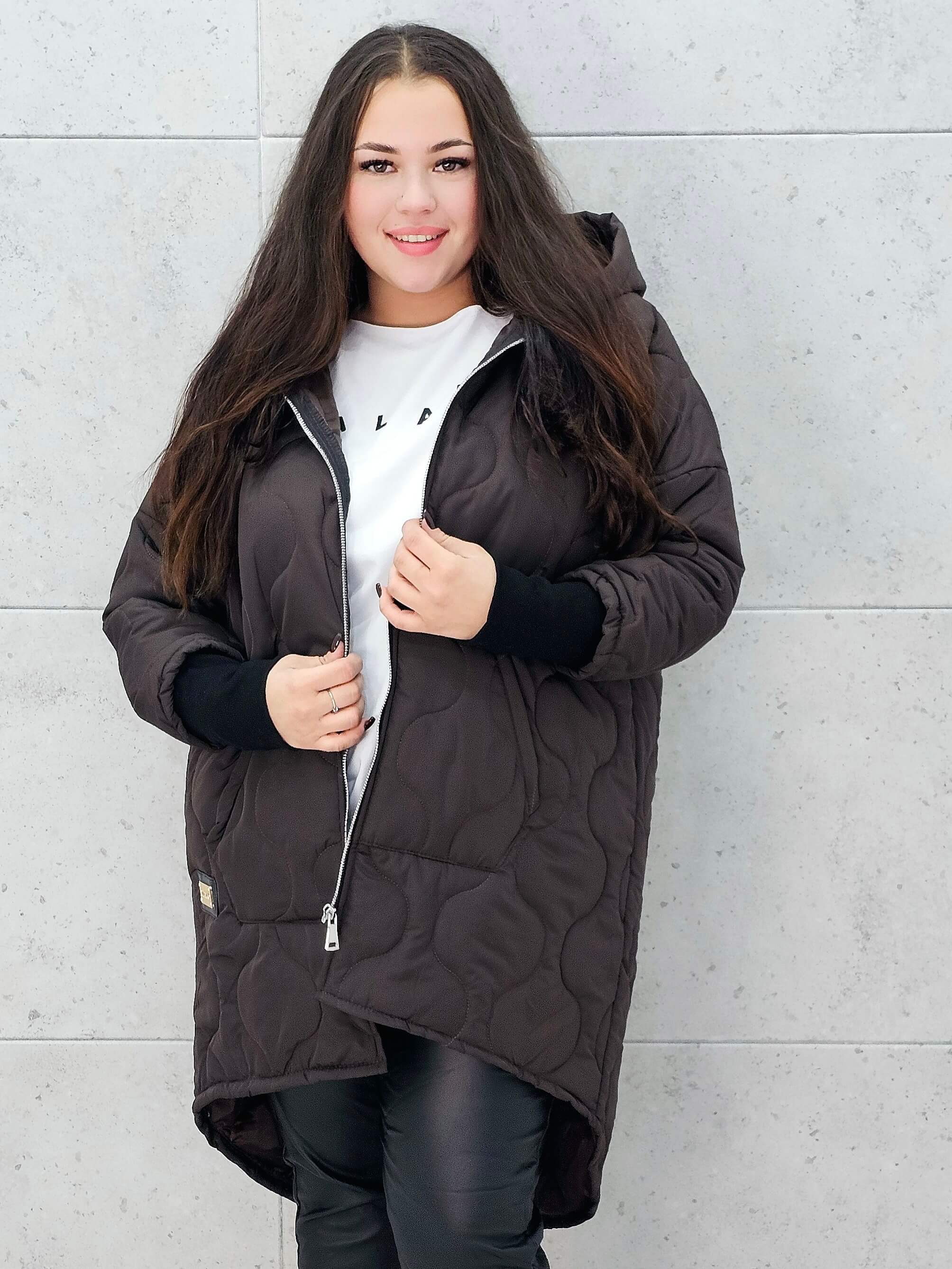 Czekoladowa kurtka pikowana plus size z zamkiem – Stylowa XL rozpięta 