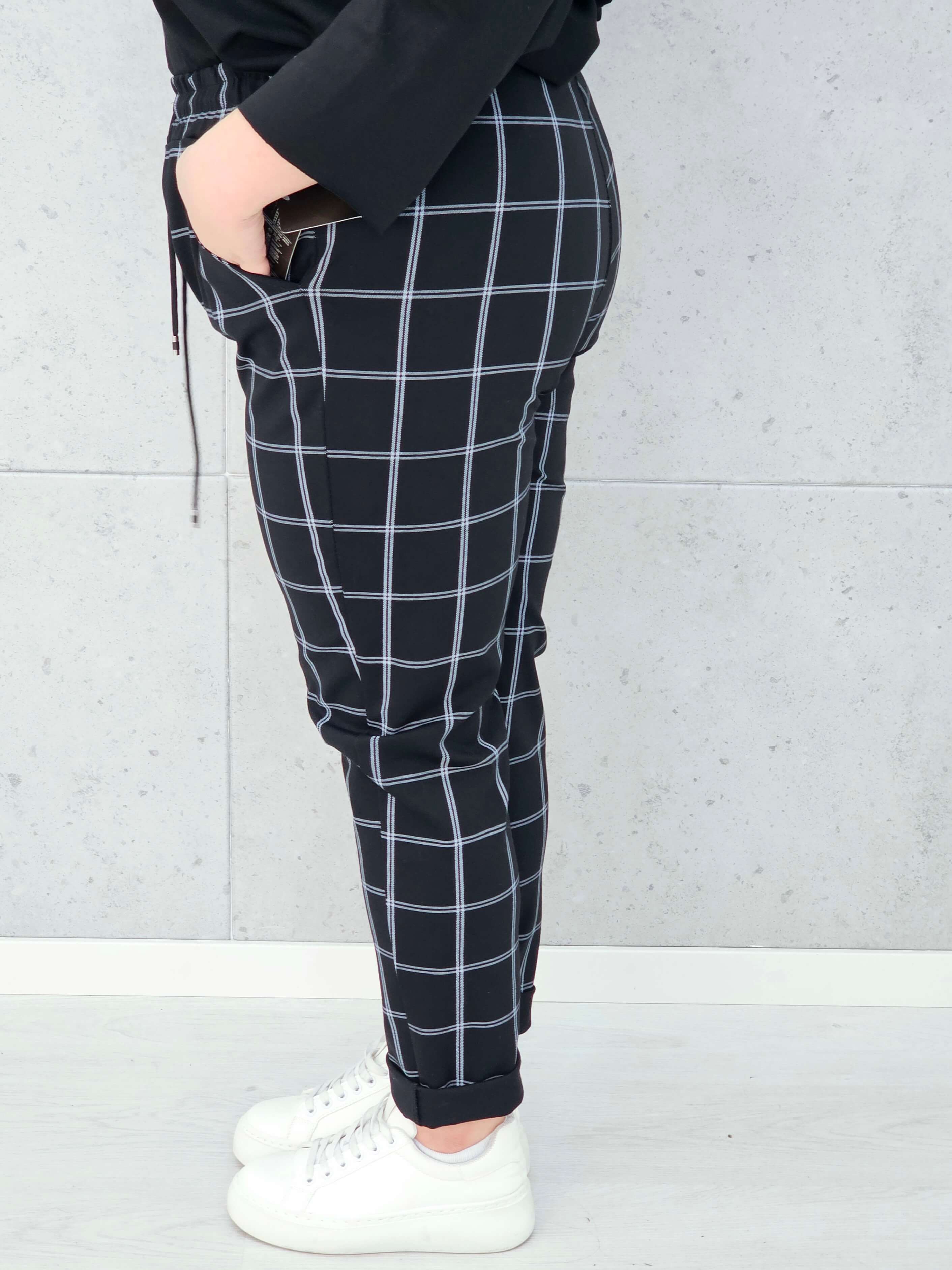 spodnie w kratkę czarne plus size Stylowa XL – bok