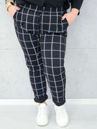 spodnie w kratkę czarne plus size Stylowa XL – przód