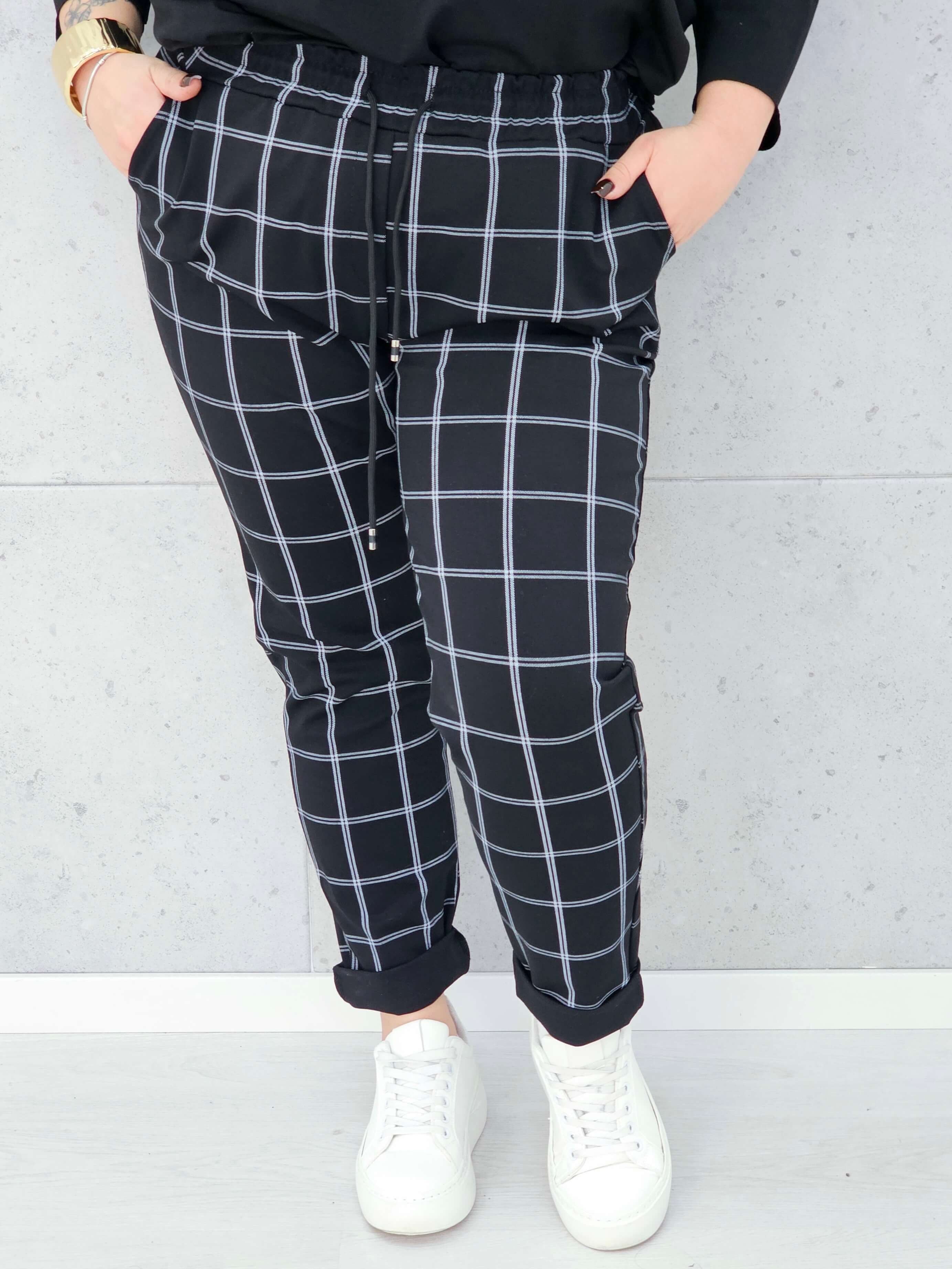 spodnie w kratkę czarne plus size Stylowa XL – przód