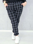 spodnie w kratkę czarne plus size Stylowa XL – pas